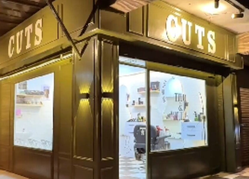 واجهة صالون CUTS المضيئة في محافظة القاهرة‬, محافظة القاهرة‬, EG تبرز جمال المكان.