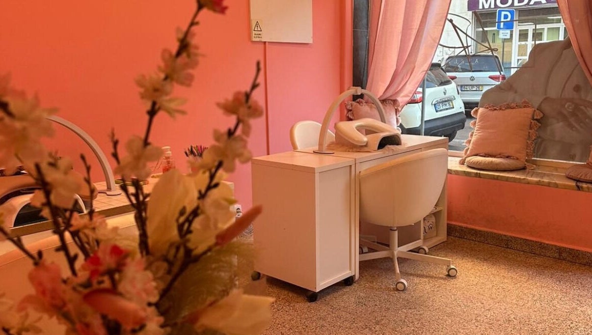 Estação de manicura elegante no Nailart Ana Júlia, Lisboa, Lisboa, PT, com decoração rosa vibrante e flores.