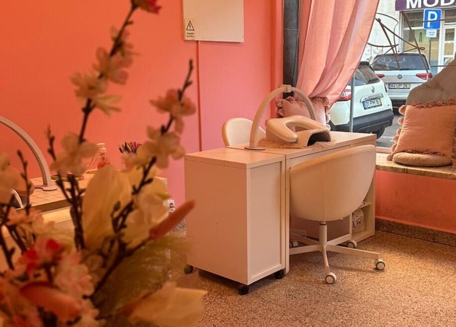 Estação de manicura elegante no Nailart Ana Júlia, Lisboa, Lisboa, PT, com decoração rosa vibrante e flores.