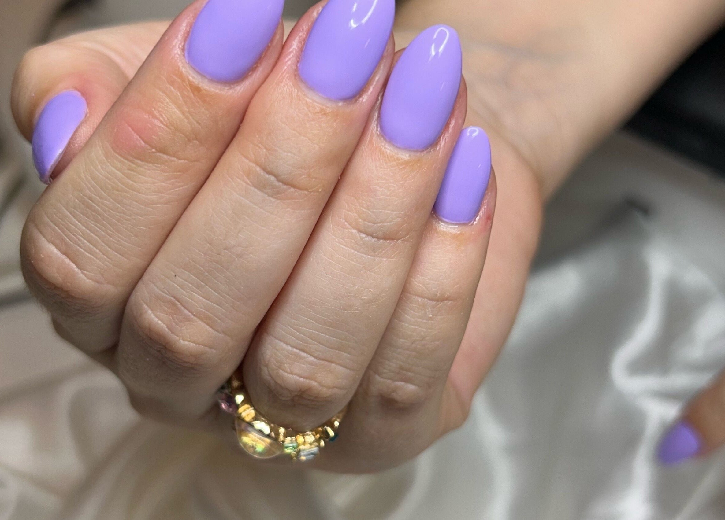 Unhas com esmalte lavanda em Nailart Ana Júlia, Lisboa, Lisboa, PT.