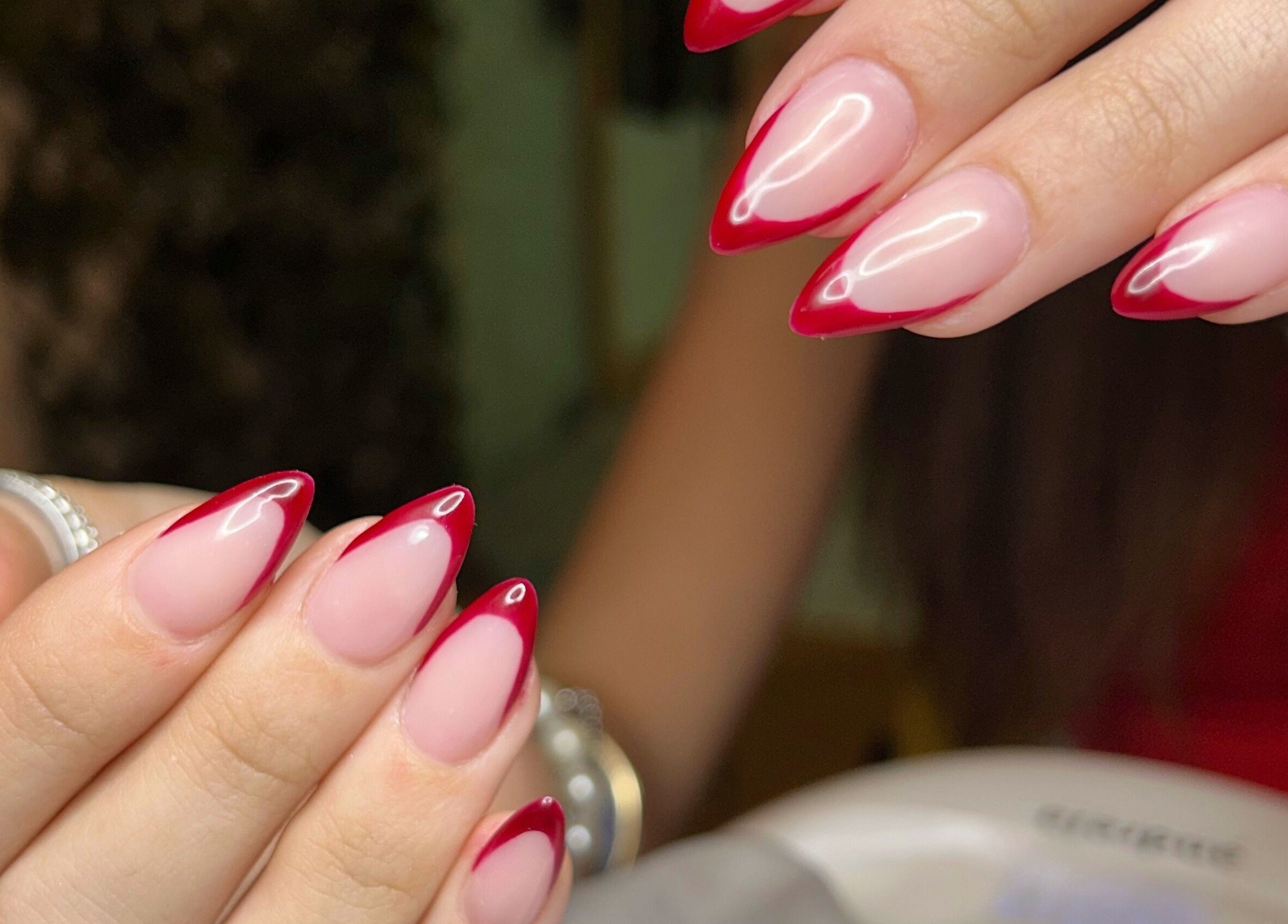 Unhas elegantes com ponta vermelha em Nailart Ana Júlia, Lisboa, Lisboa, PT.