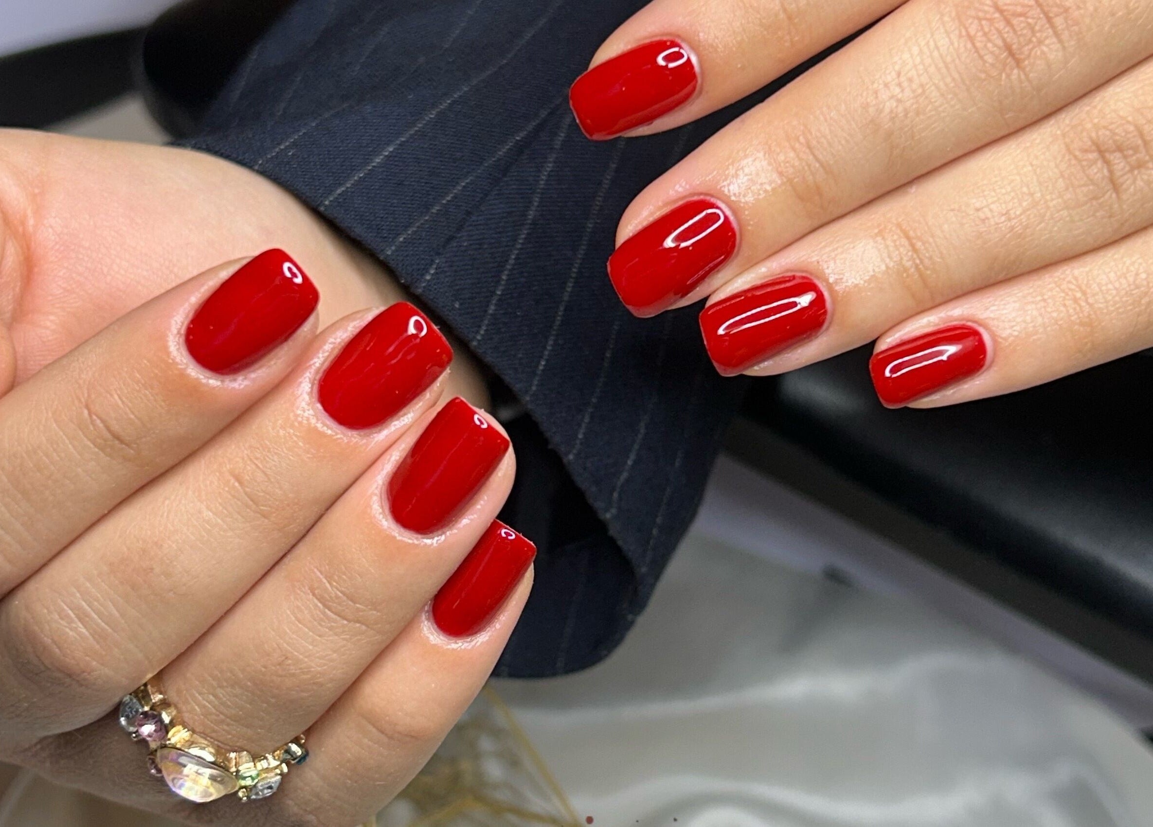 Unhas vermelhas elegantes no Nailart Ana Júlia em Lisboa, Lisboa, PT, revelando cuidado excepcional.