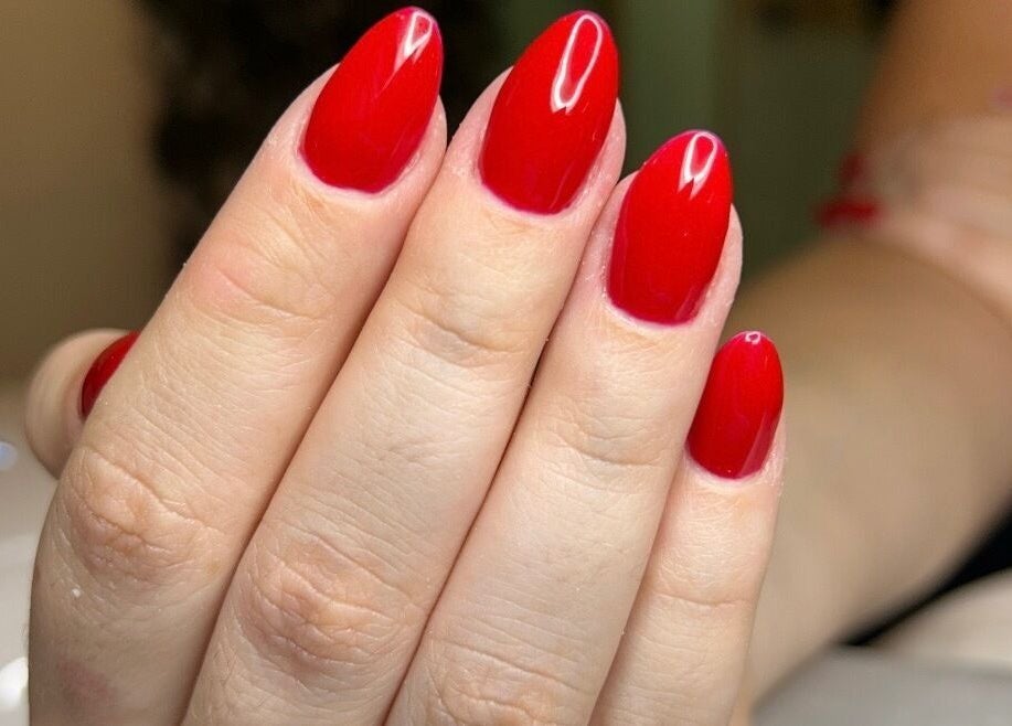 Unhas vermelhas brilhantes feitas no Nailart Ana Júlia, Lisboa, Lisboa, PT, destacando estilo e elegância.