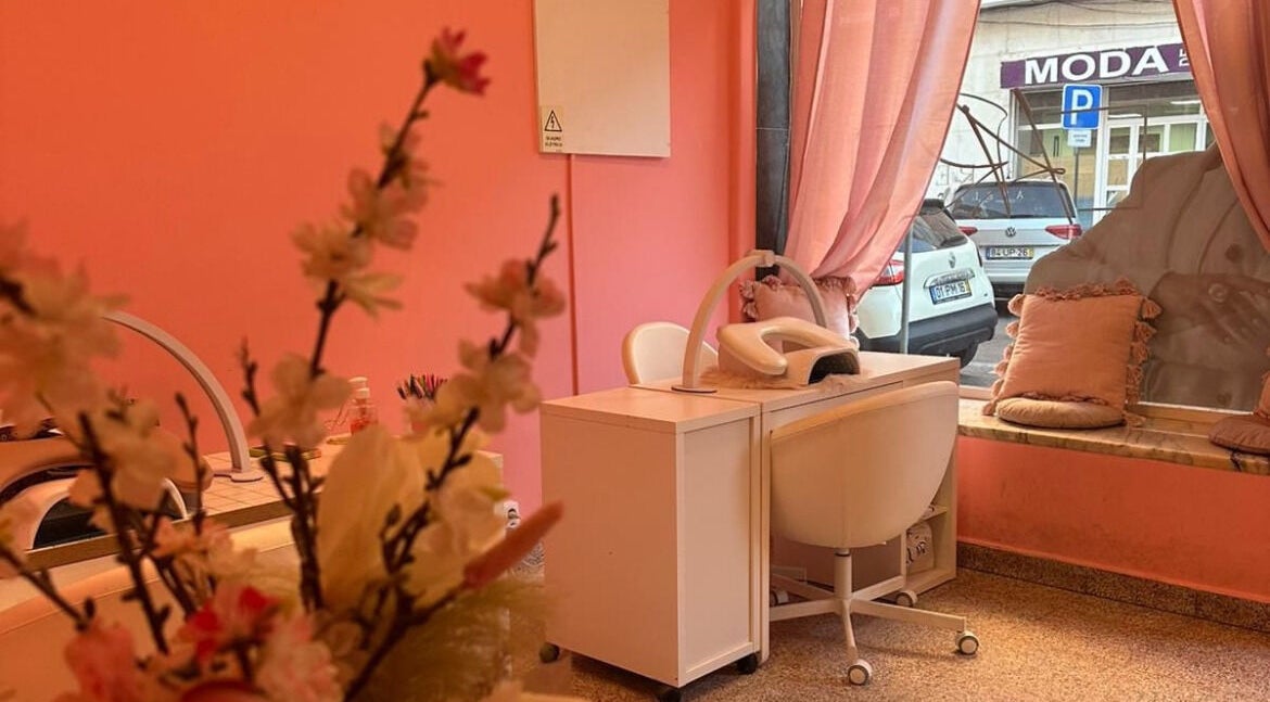 Interior acolhedor do Nailart Ana Júlia, Lisboa, Lisboa, PT com decoração elegante e flores.