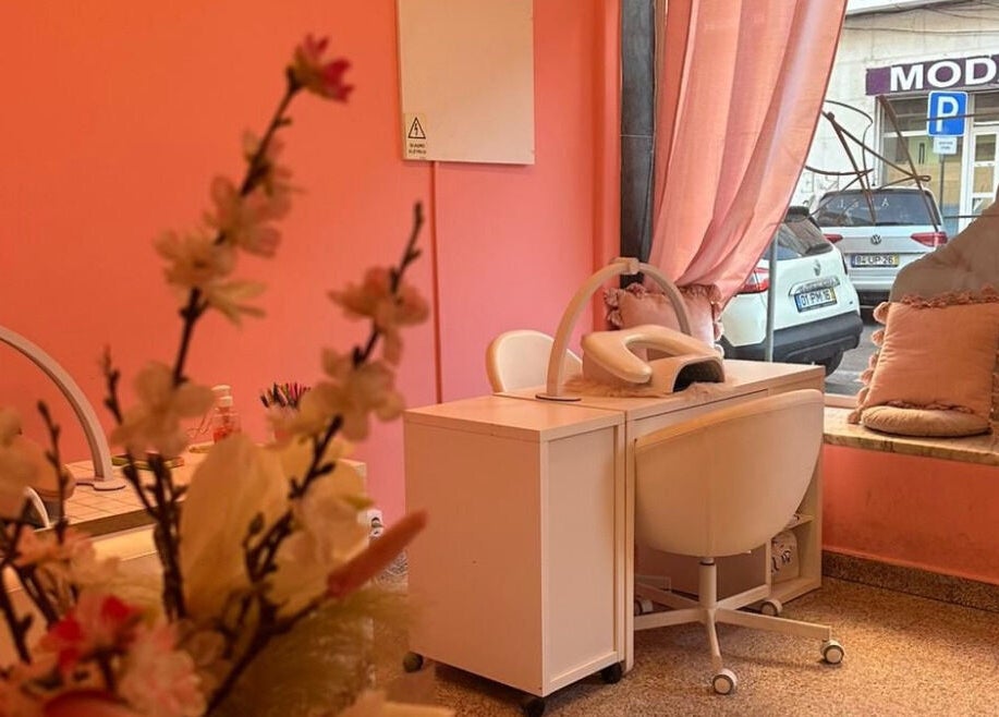 Interior acolhedor do Nailart Ana Júlia em Lisboa, Lisboa, PT com decoração elegante e cores suaves.