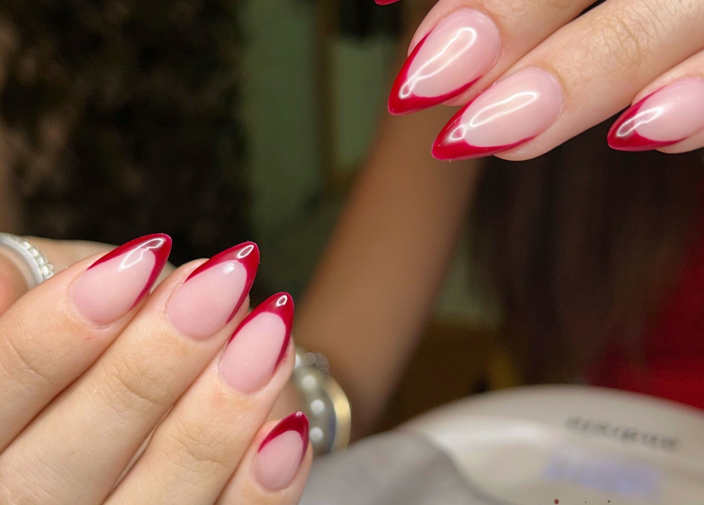 Unhas elegantes com pontas vermelhas no Nailart Ana Júlia em Lisboa, Lisboa, PT.