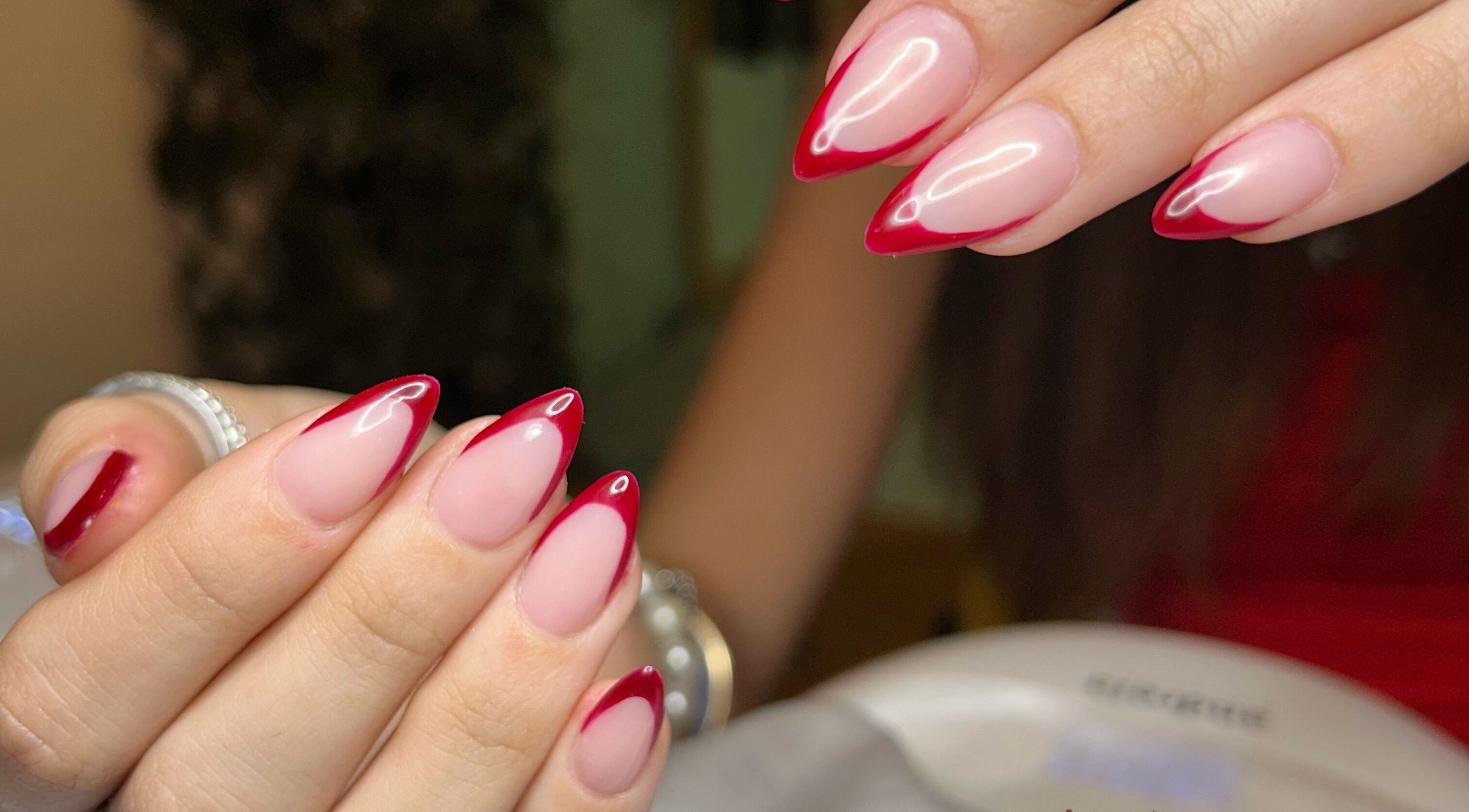 Unhas elegantes com pontas vermelhas no Nailart Ana Júlia em Lisboa, Lisboa, PT.