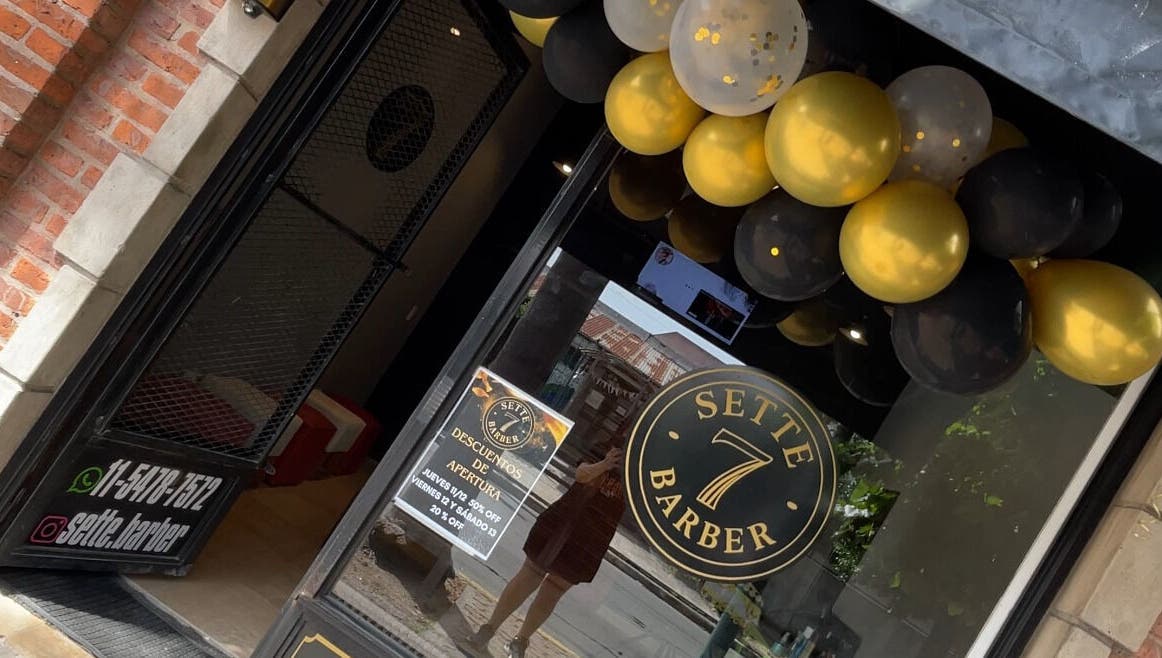 Sette Barber entrance with gold and black balloons in Banfield, Provincia De Buenos Aires, AR.
