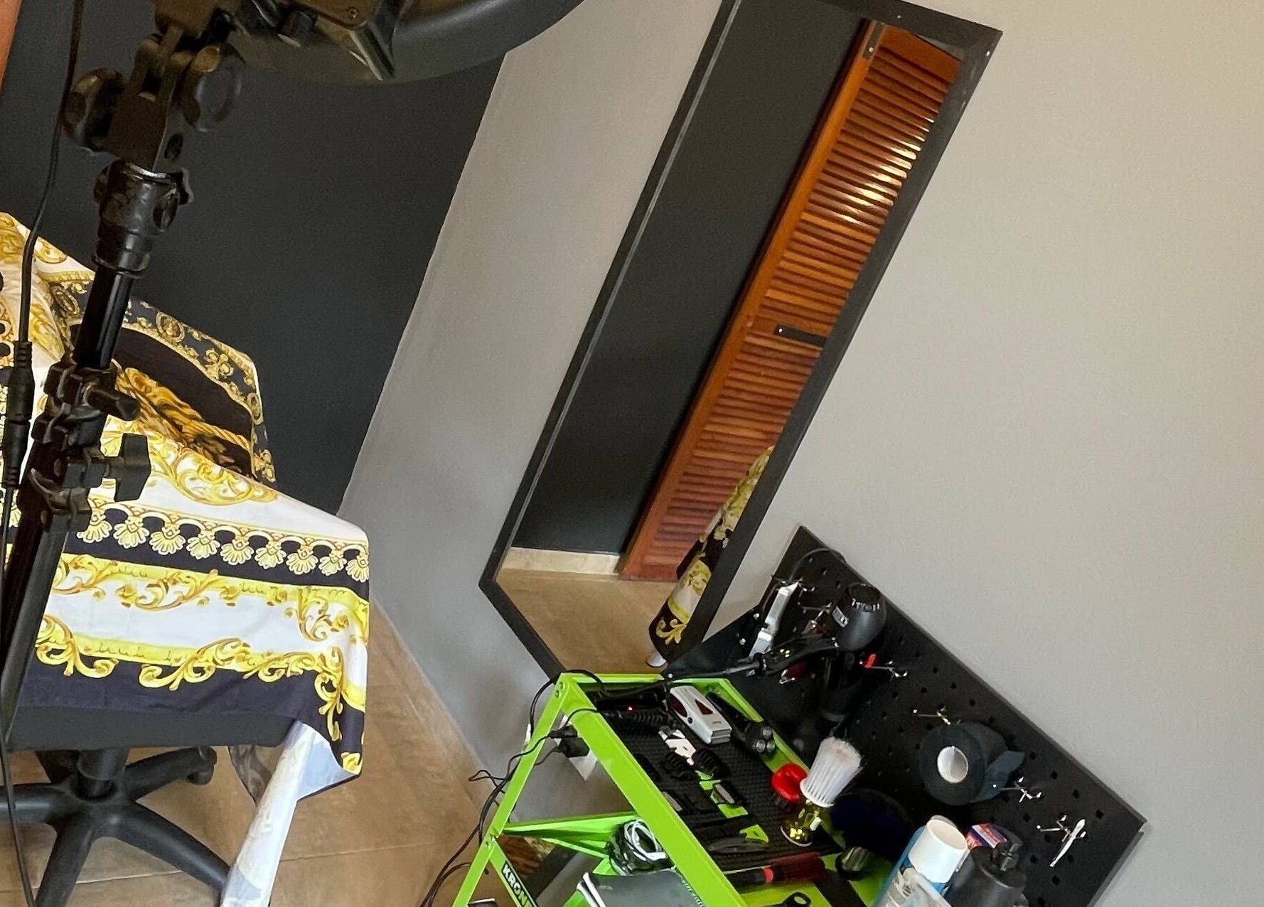 Modern barber setup at Sette barber, Banfield, Provincia De Buenos Aires, AR with stylish decor and tools.