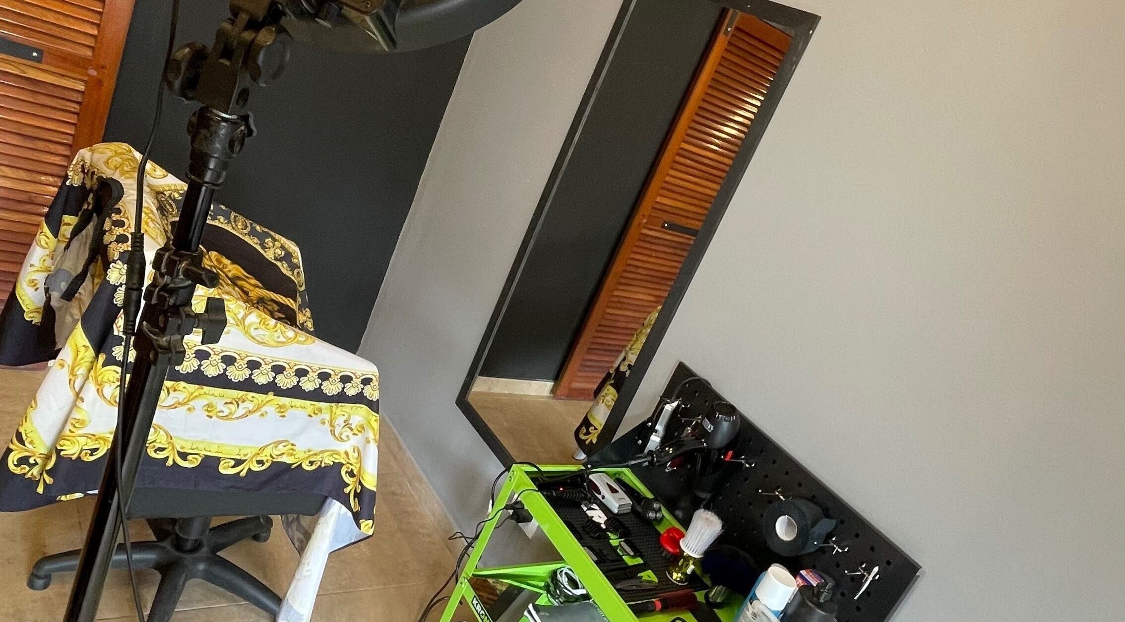 Modern barber setup at Sette barber, Banfield, Provincia De Buenos Aires, AR with stylish decor and tools.