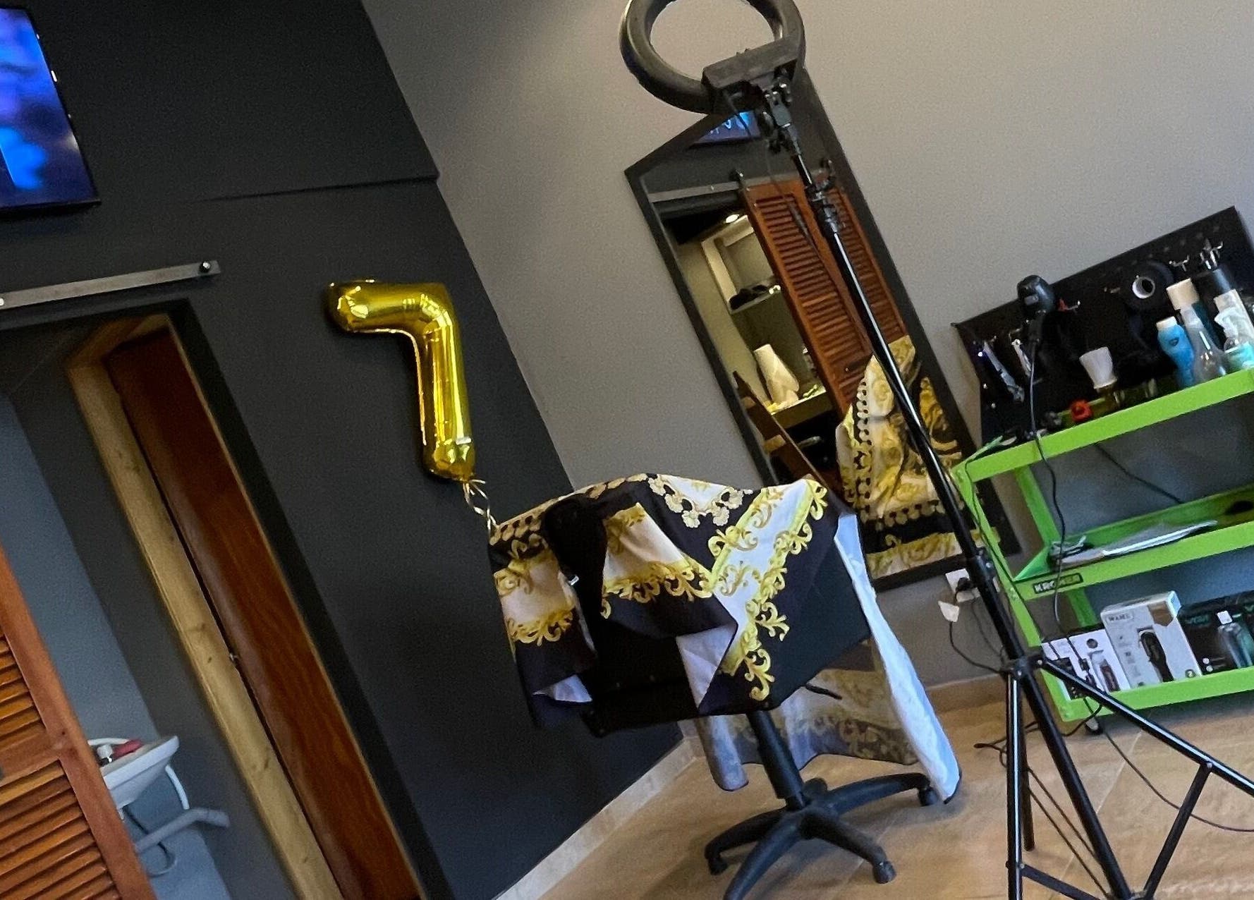 Sette barber in Banfield, Provincia De Buenos Aires, AR with stylish decor and barber chair.