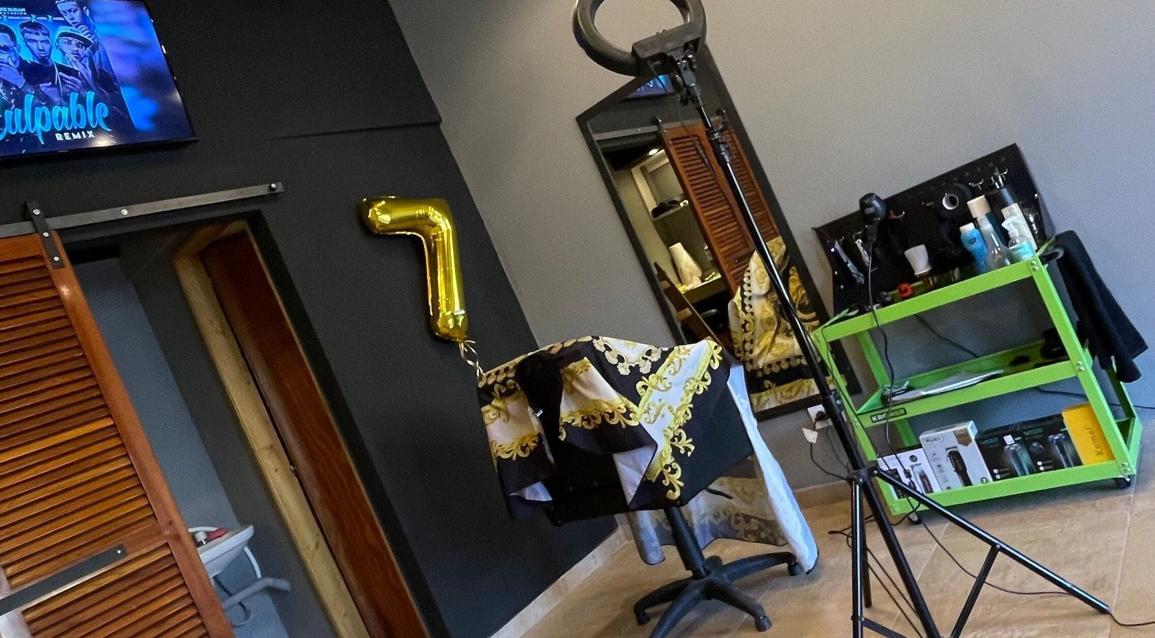 Sette barber in Banfield, Provincia De Buenos Aires, AR with stylish decor and barber chair.