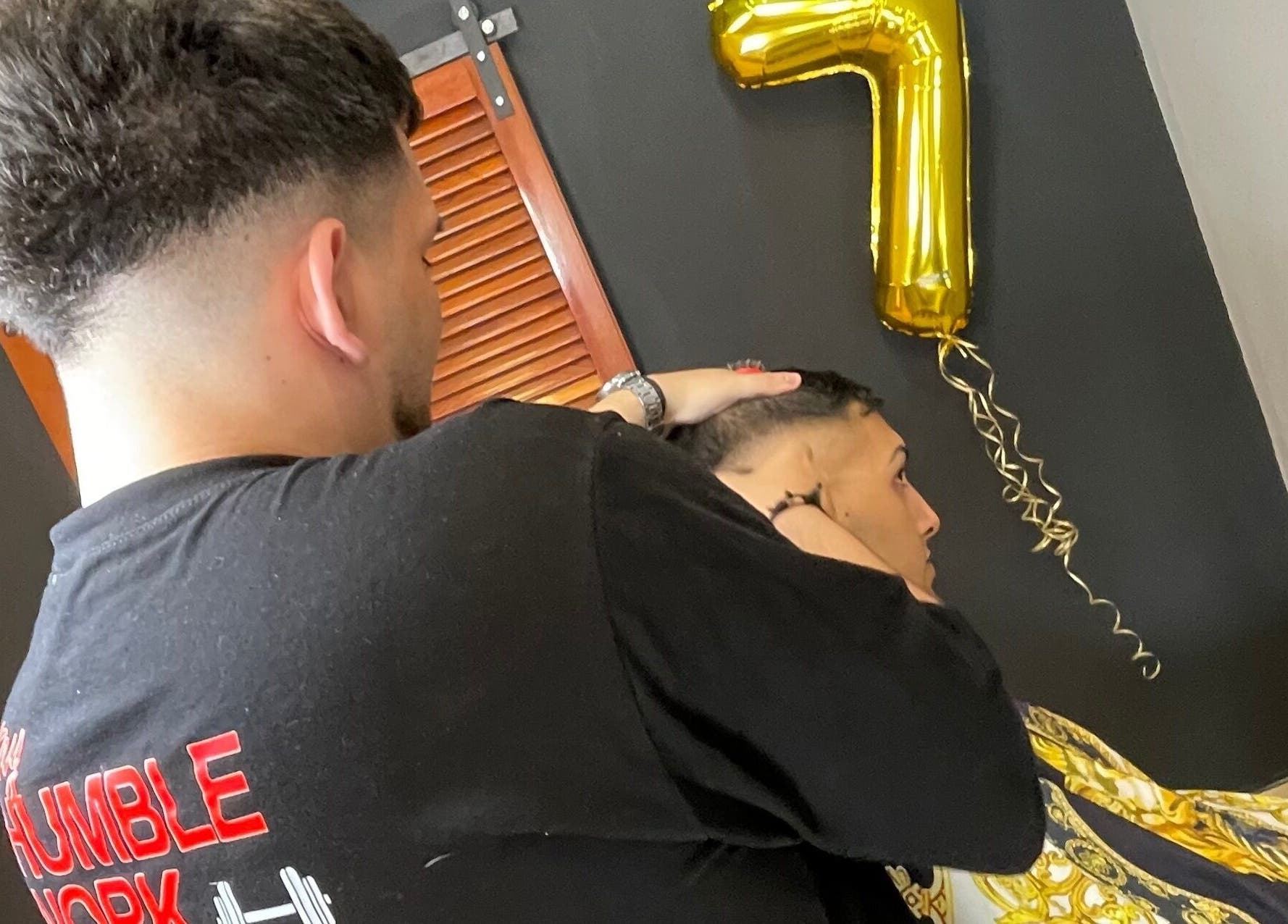A professional haircut session at Sette Barber, Banfield, Provincia De Buenos Aires, AR, with golden decor.