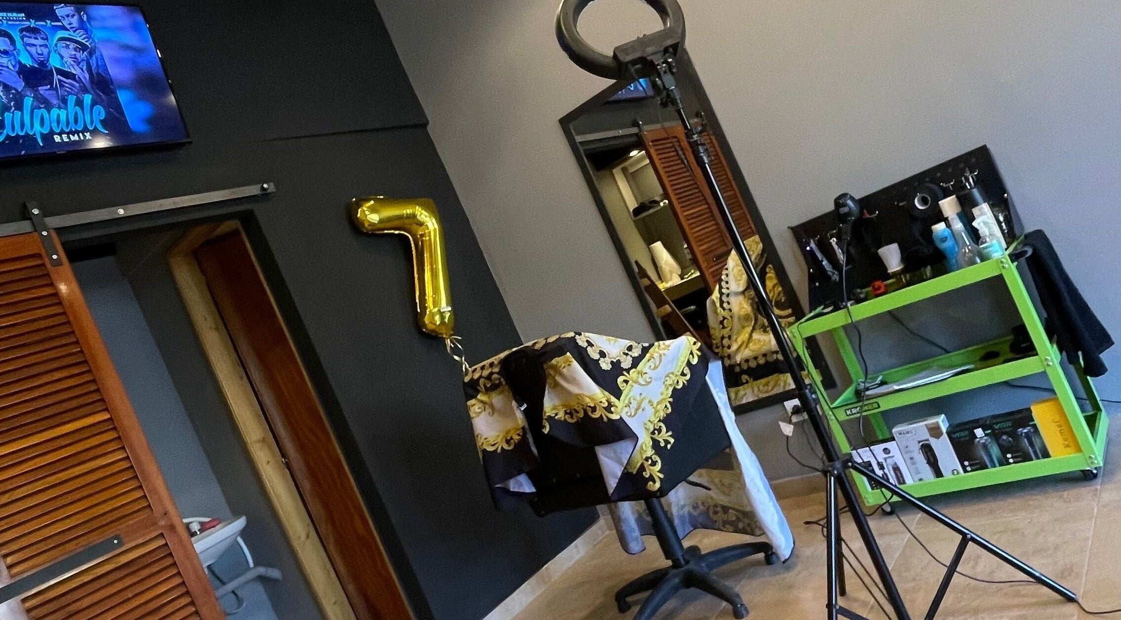 Interior de Sette Barber en Banfield, Provincia De Buenos Aires, AR con una decoración moderna y estilizada.