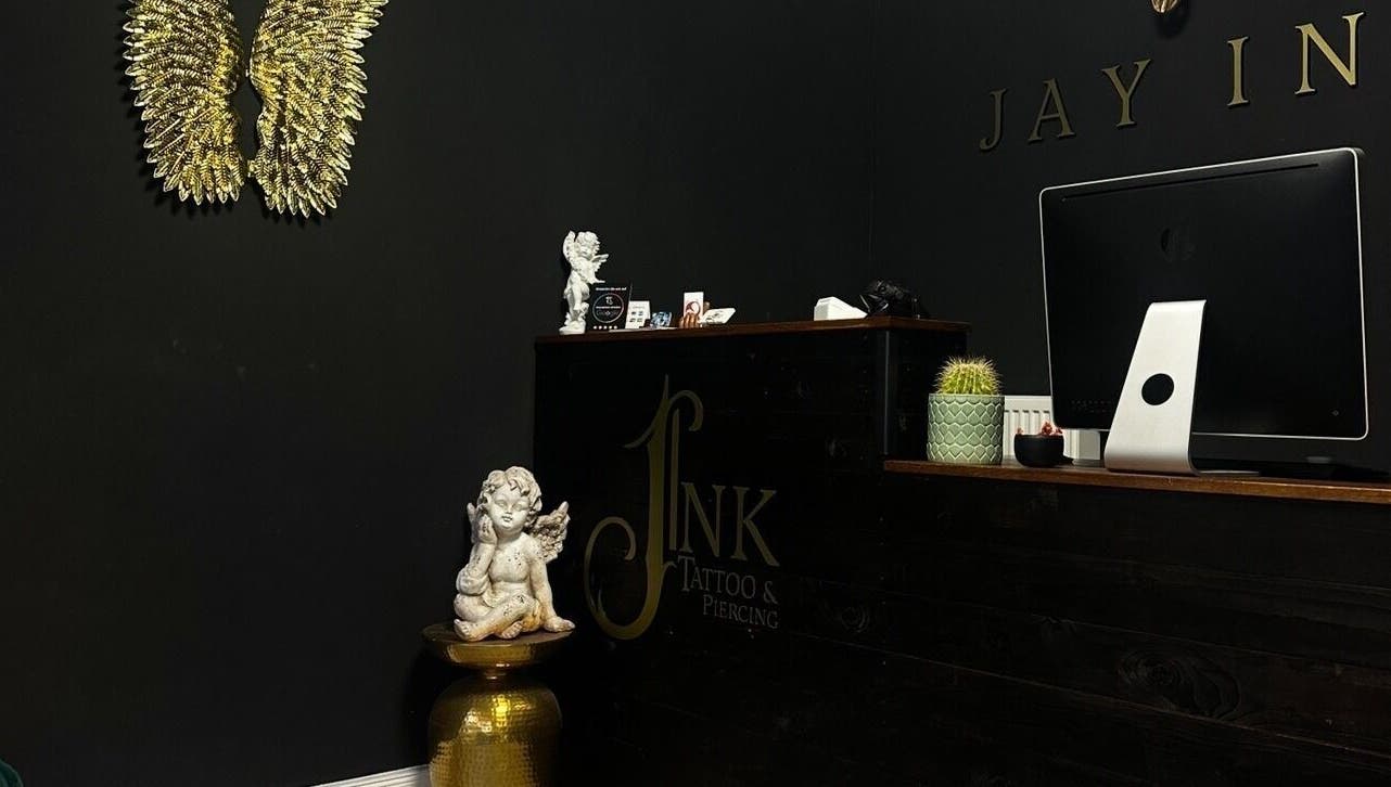 Rezeption bei Schahab Tattoo in Hamburg, Hamburg, DE mit Engelfigur und goldenem Dekor.