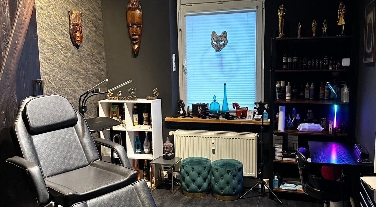 Schahab Tattoo in Hamburg bietet stilvolle Inneneinrichtung mit modernen Möbeln und kreativen Dekorationen.