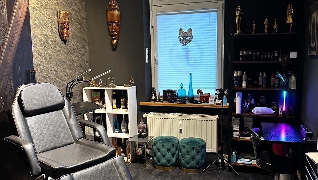 Schahab Tattoo in Hamburg, Hamburg, DE: Stilvoller Innenraum mit Kunstwerken und Tätowierequipment.