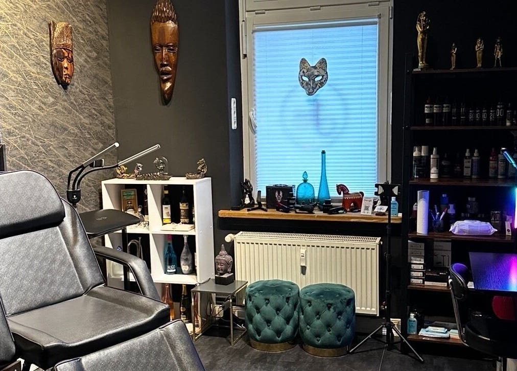 Schahab Tattoo in Hamburg, Hamburg, DE: Stilvoller Innenraum mit Kunstwerken und Tätowierequipment.