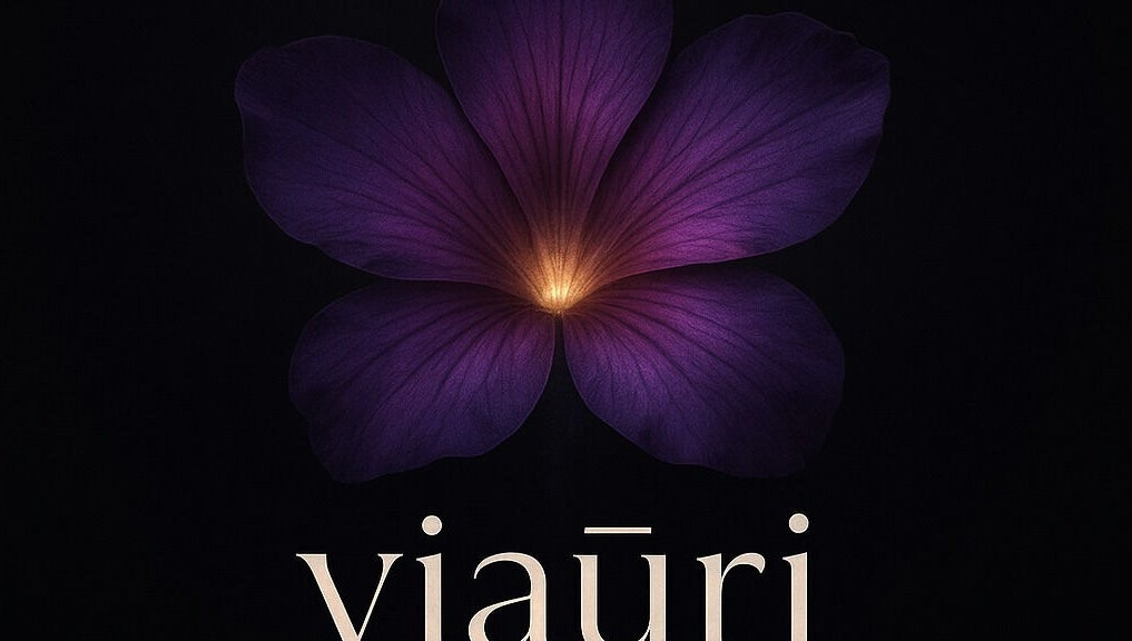 Flor violeta de Viaūri Skin Sanctuary & Headspa en Brandon, Florida, US sobre fondo oscuro.