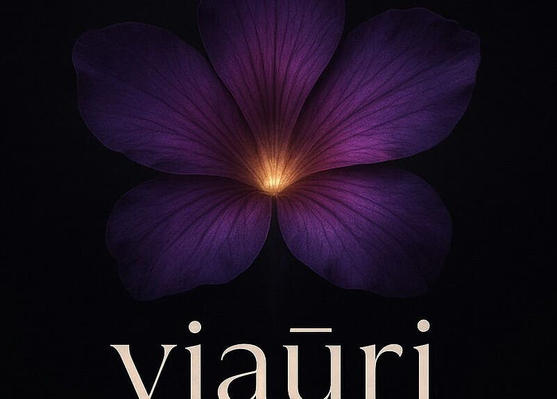 Flor violeta de Viaūri Skin Sanctuary & Headspa en Brandon, Florida, US sobre fondo oscuro.