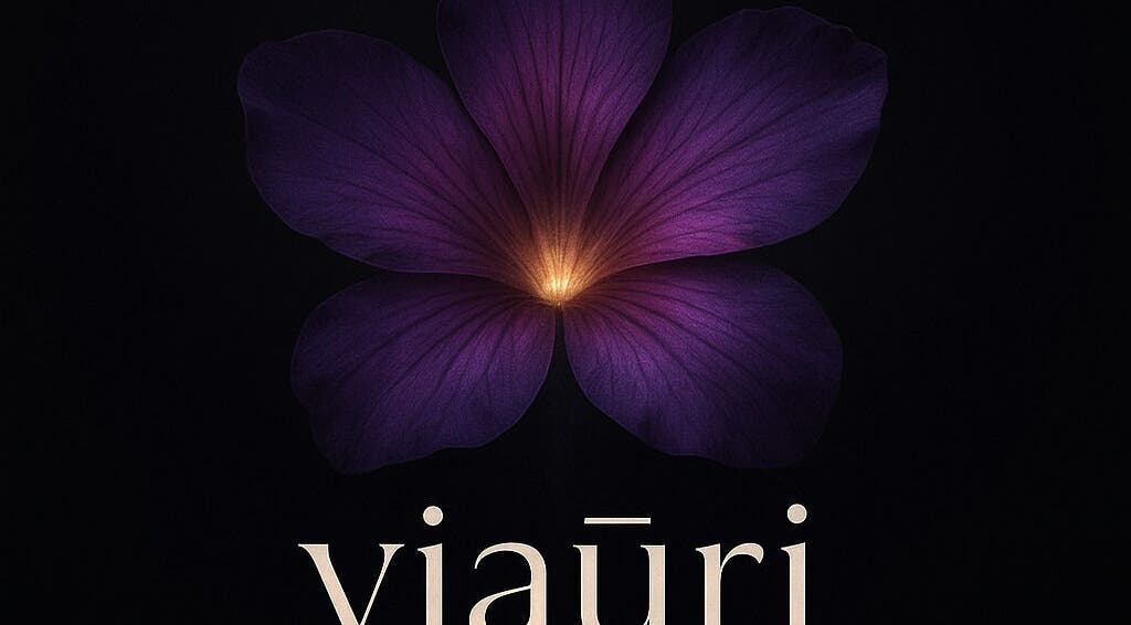 Flor violeta de Viaūri Skin Sanctuary & Headspa en Brandon, Florida, US sobre fondo oscuro.