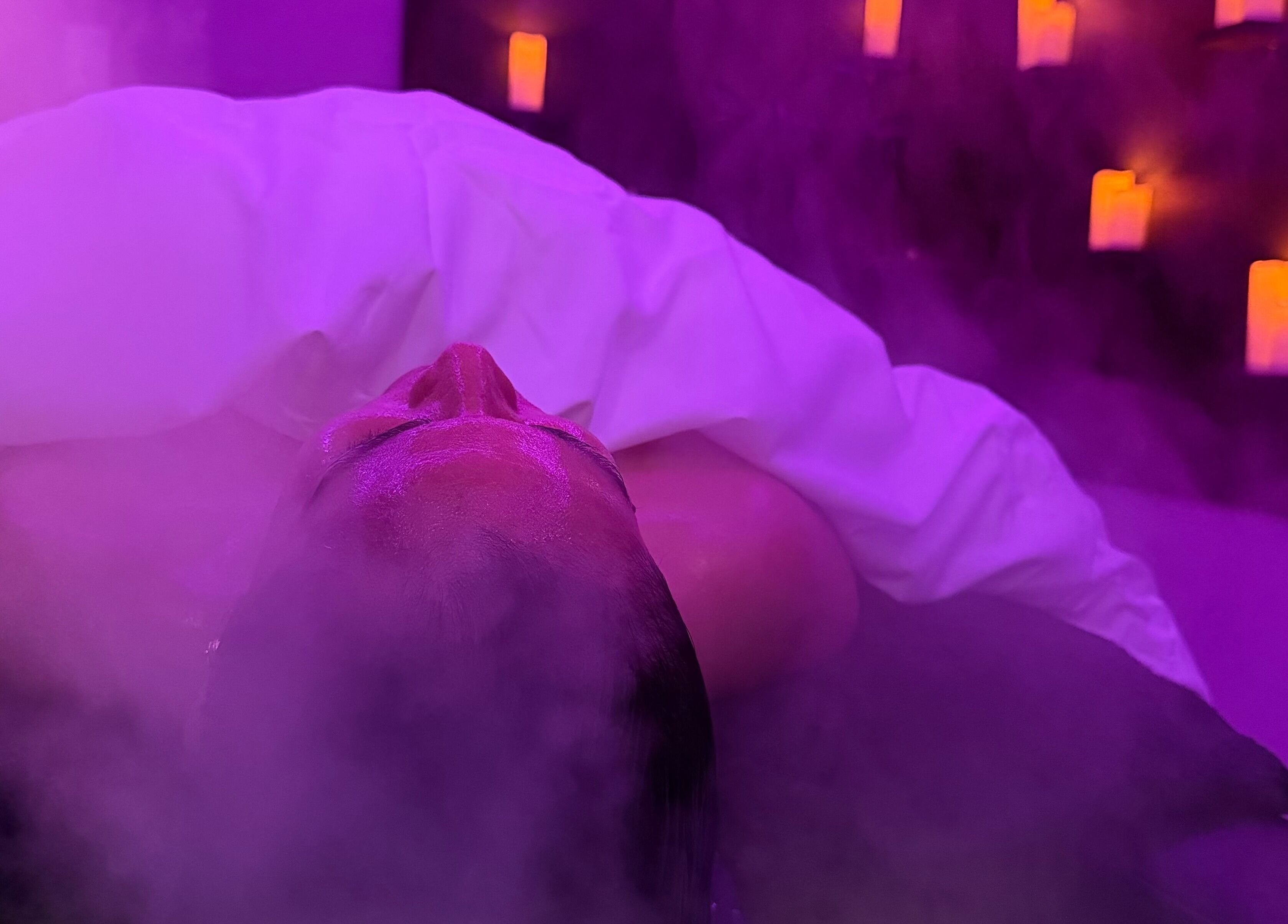 Tratamiento facial en ambiente relajante en Viaūri Skin Sanctuary & Headspa, Brandon, Florida, US.