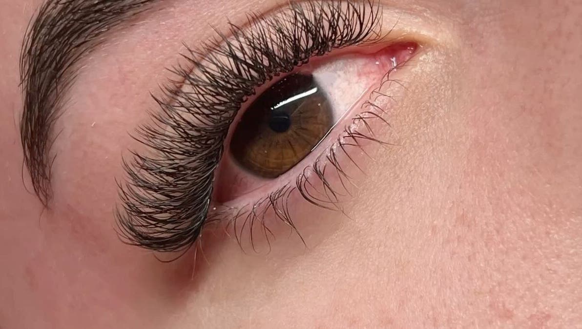 Extensões de cílios impecáveis em Yane's Lashes, Paraná, Paraná, BR.