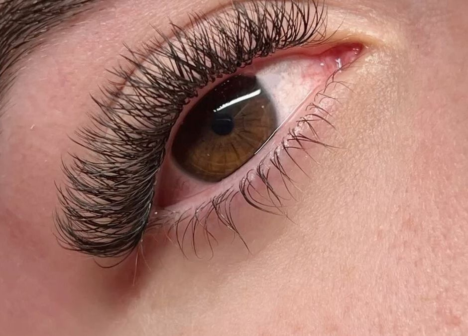 Extensões de cílios impecáveis em Yane's Lashes, Paraná, Paraná, BR.