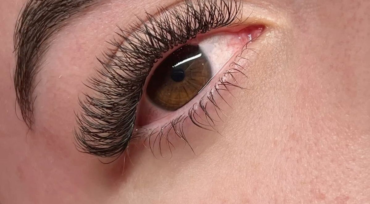 Extensões de cílios impecáveis em Yane's Lashes, Paraná, Paraná, BR.