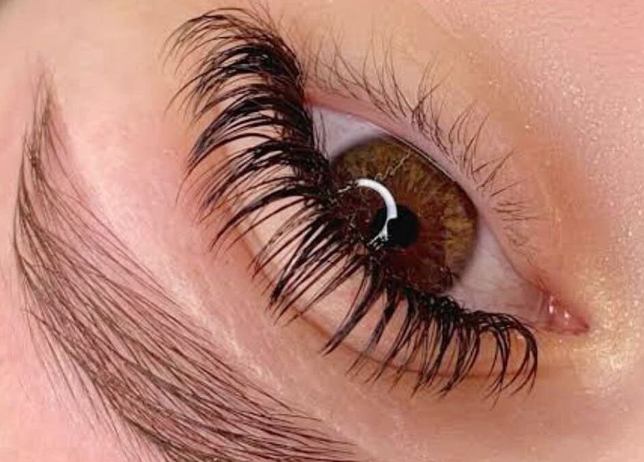 Close-up de cílios longos e volumosos no Yane’s Lashes, Paraná, Paraná, BR.