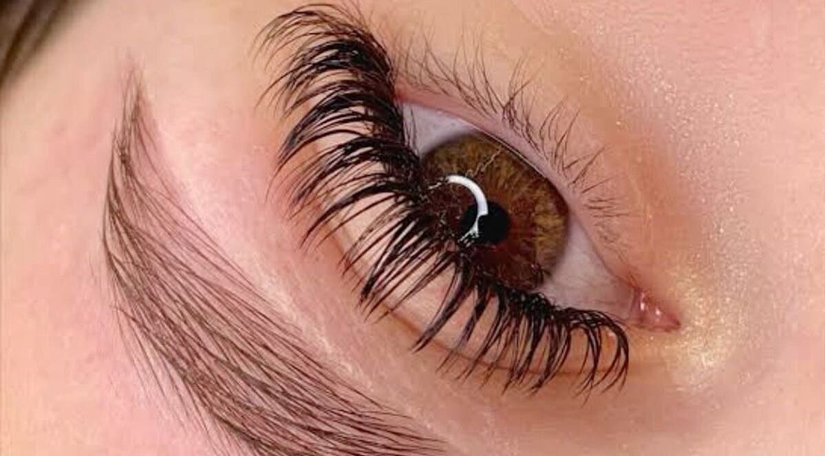 Close-up de cílios longos e volumosos no Yane’s Lashes, Paraná, Paraná, BR.