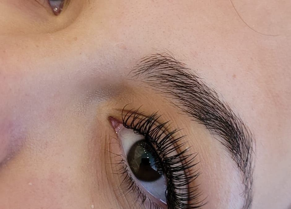 Close-up de cílios aprimorados em Yane’s Lashes, Paraná, Paraná, BR, destacando beleza natural.