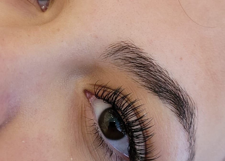 Close-up de cílios aprimorados em Yane’s Lashes, Paraná, Paraná, BR, destacando beleza natural.