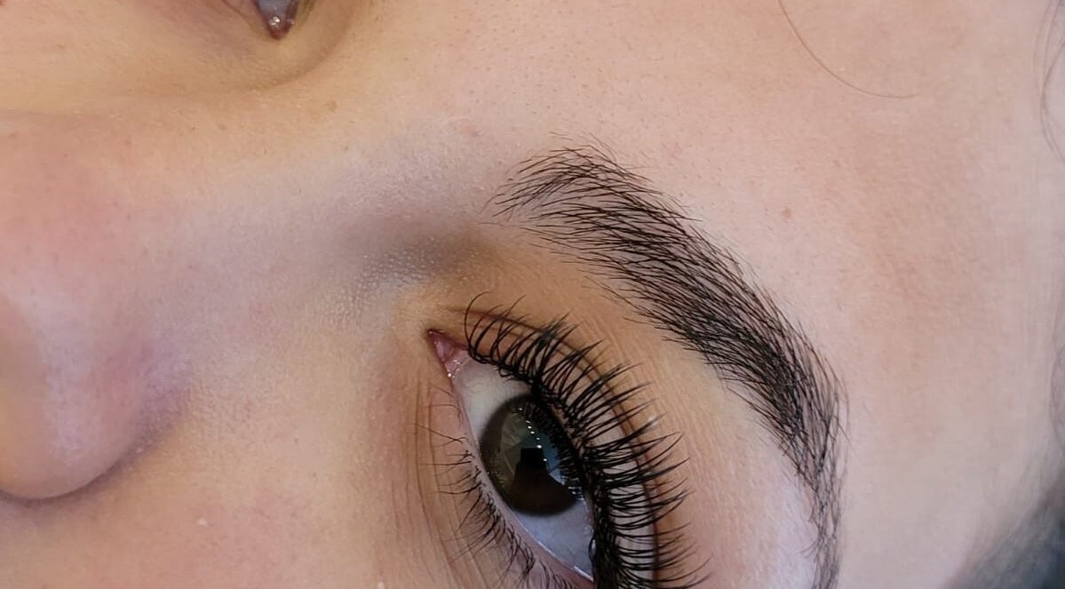 Close-up de cílios aprimorados em Yane’s Lashes, Paraná, Paraná, BR, destacando beleza natural.