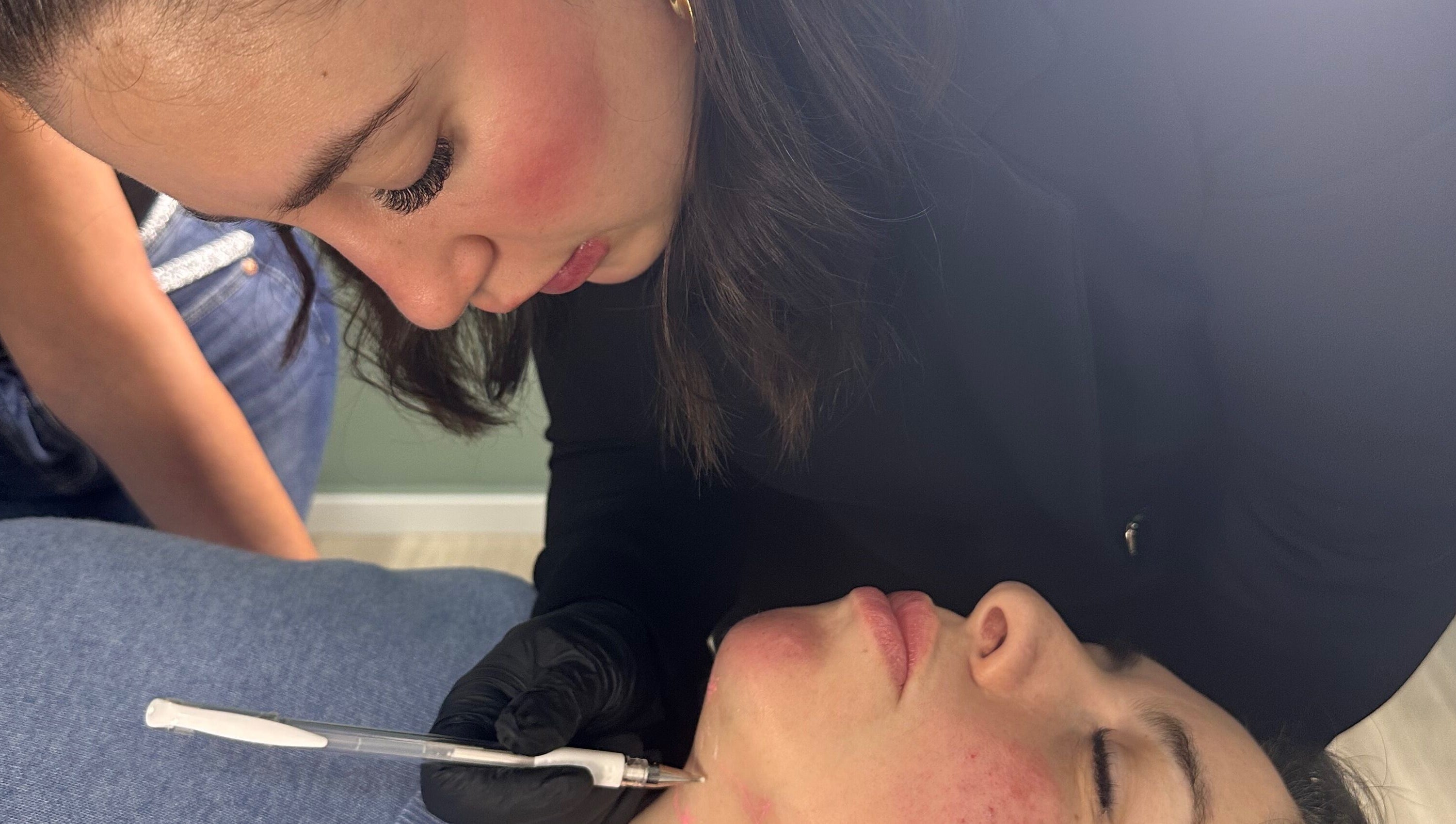 Tratamiento facial en Saray C Beauty Studio, Mataró, Catalunya, ES, realzado por experta profesional.