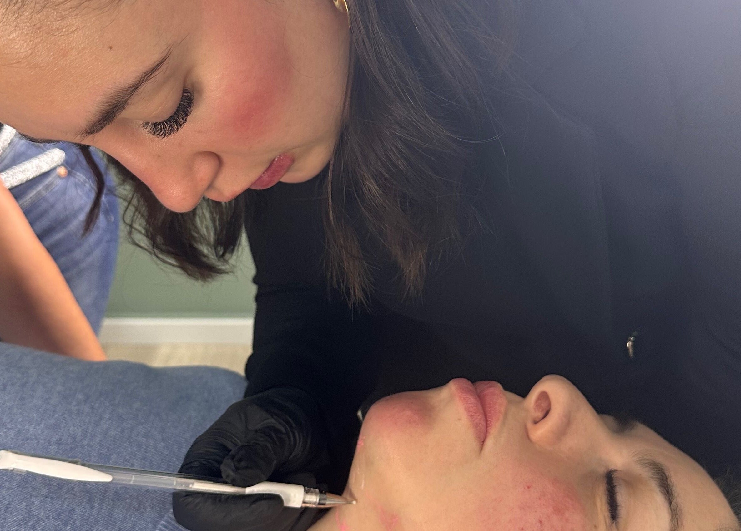 Tratamiento facial en Saray C Beauty Studio, Mataró, Catalunya, ES, realzado por experta profesional.