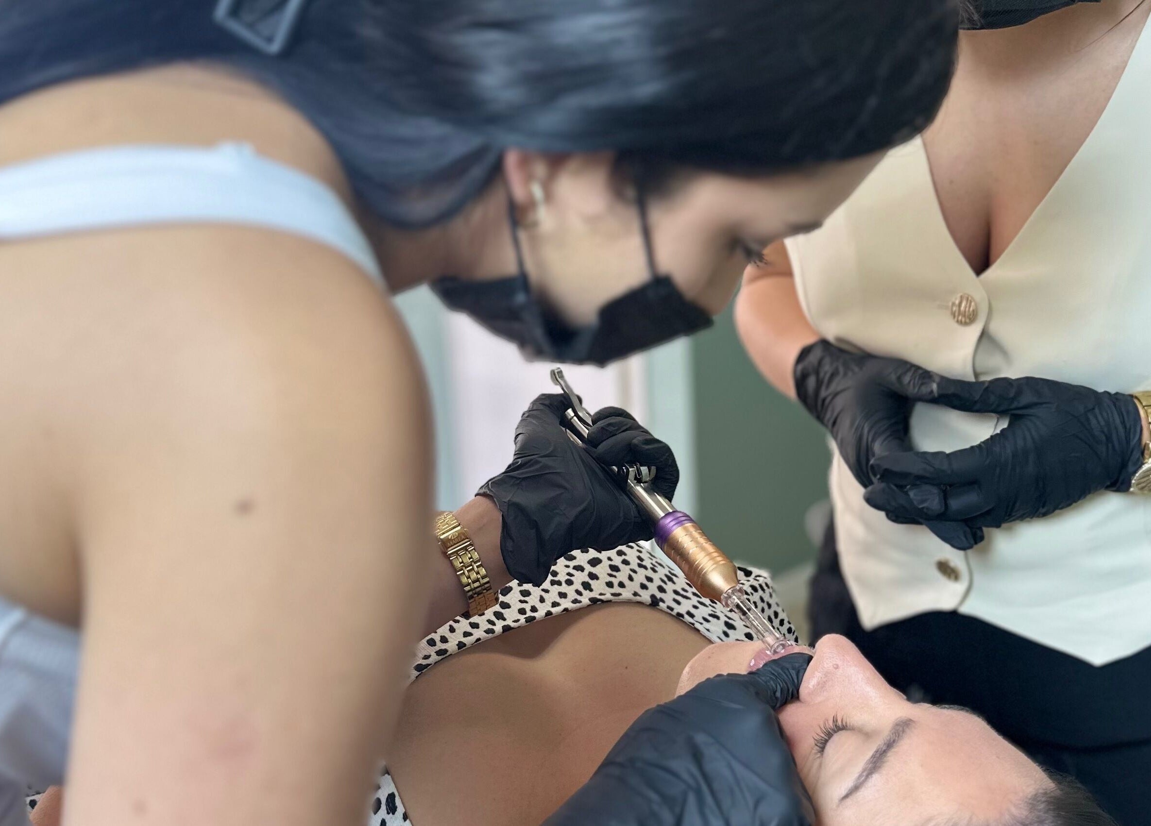 Profesionales realizando microblading en Saray C Beauty Studio, Mataró, Catalunya, ES.