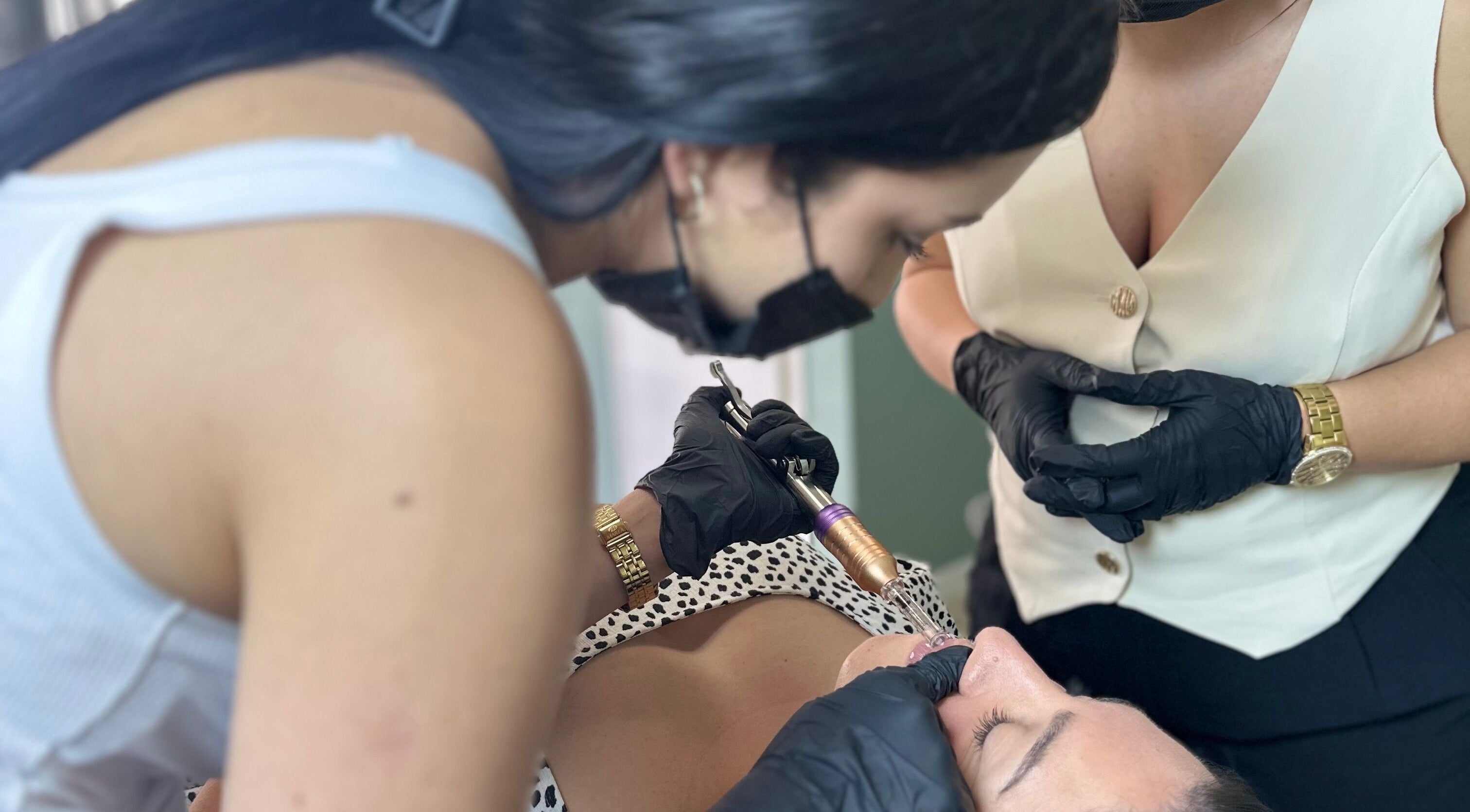Profesionales realizando microblading en Saray C Beauty Studio, Mataró, Catalunya, ES.