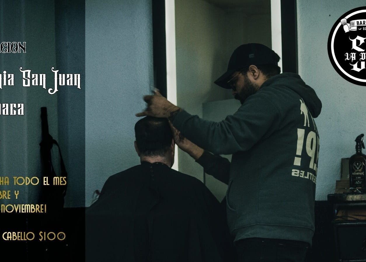 Barbero en Barberia la doble s en Ciudad De México realizando un corte de cabello.