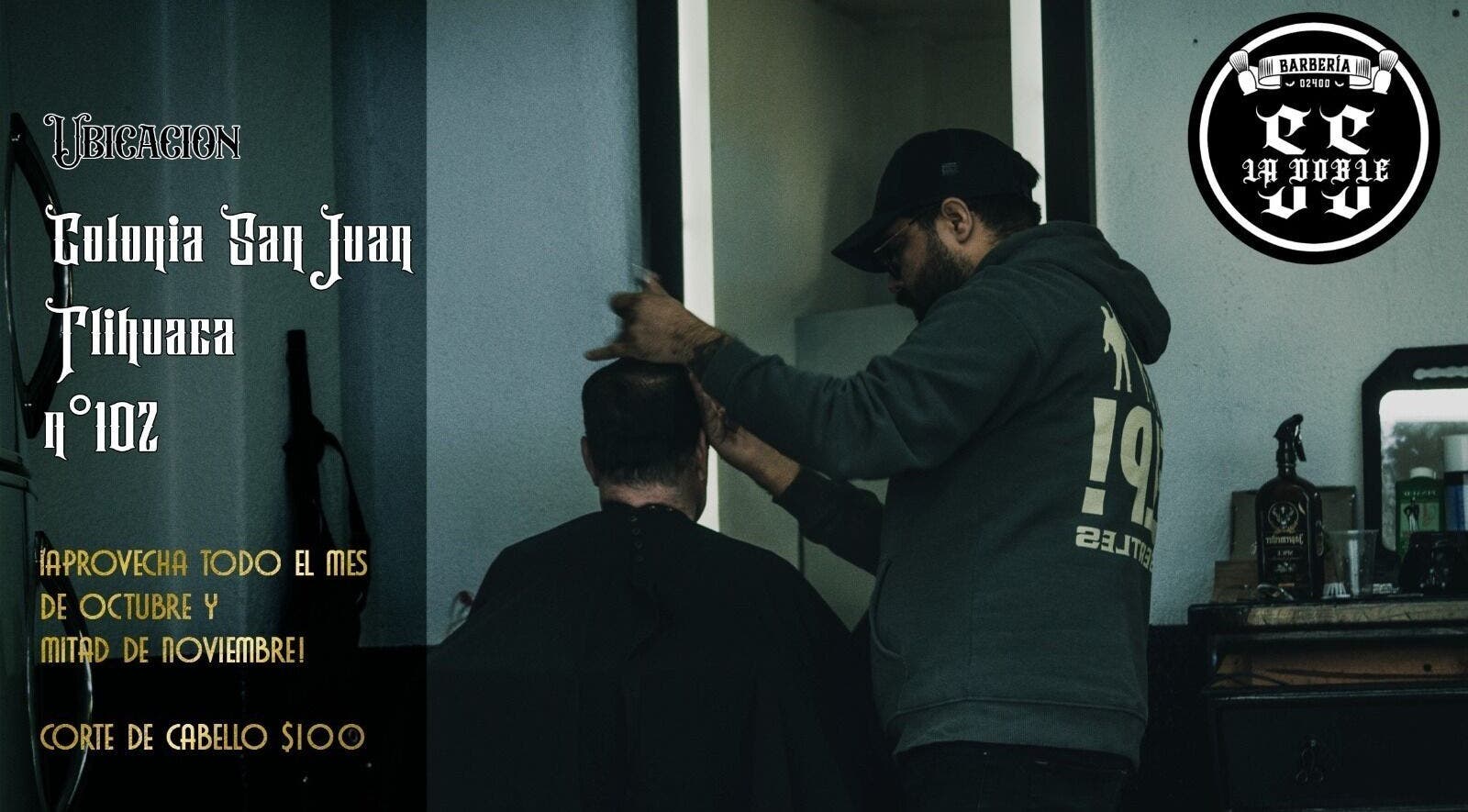 Barbero en Barberia la doble s en Ciudad De México realizando un corte de cabello.