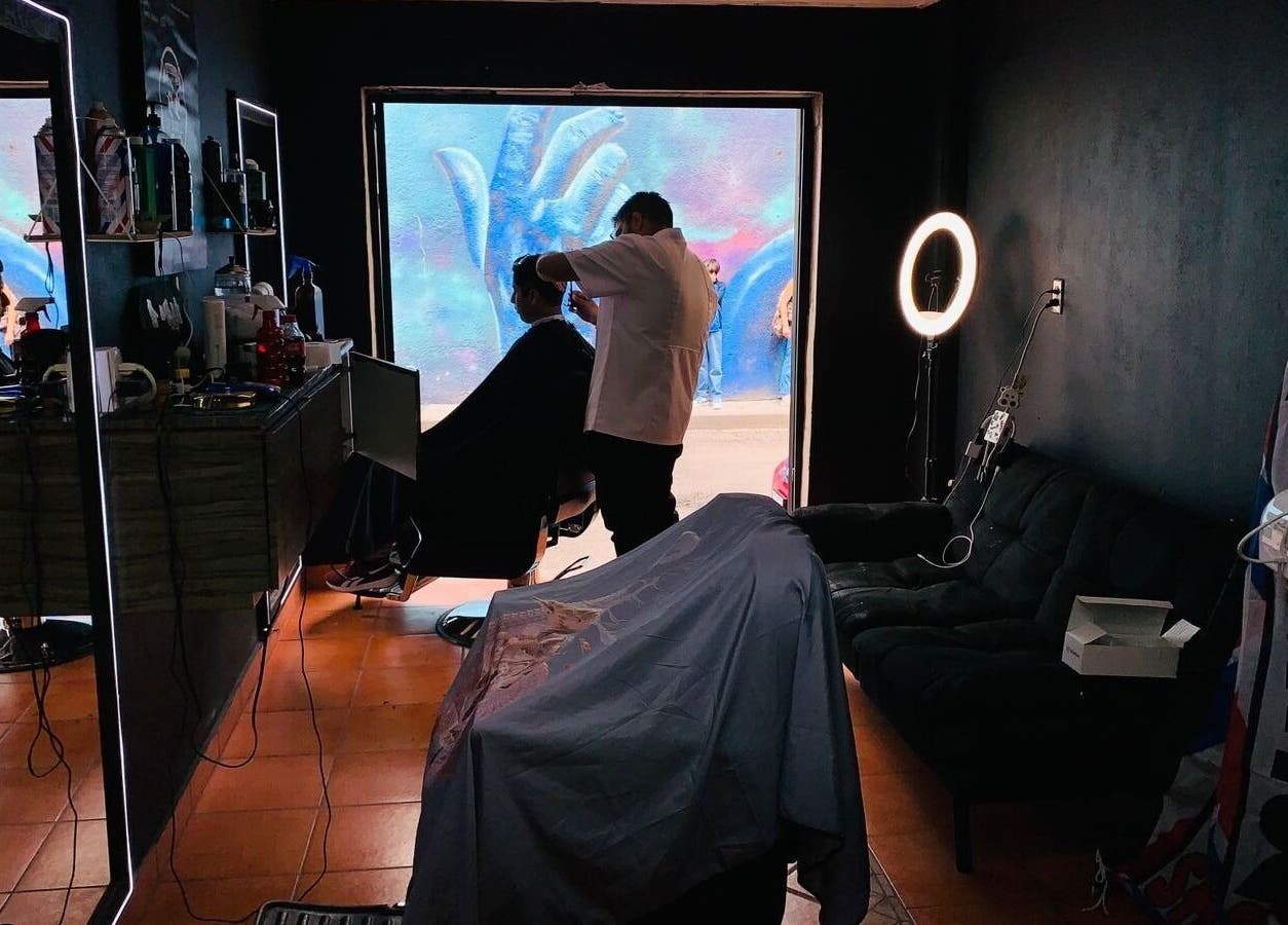 Interior de Barberia la doble s en Ciudad De México, creando estilos únicos.