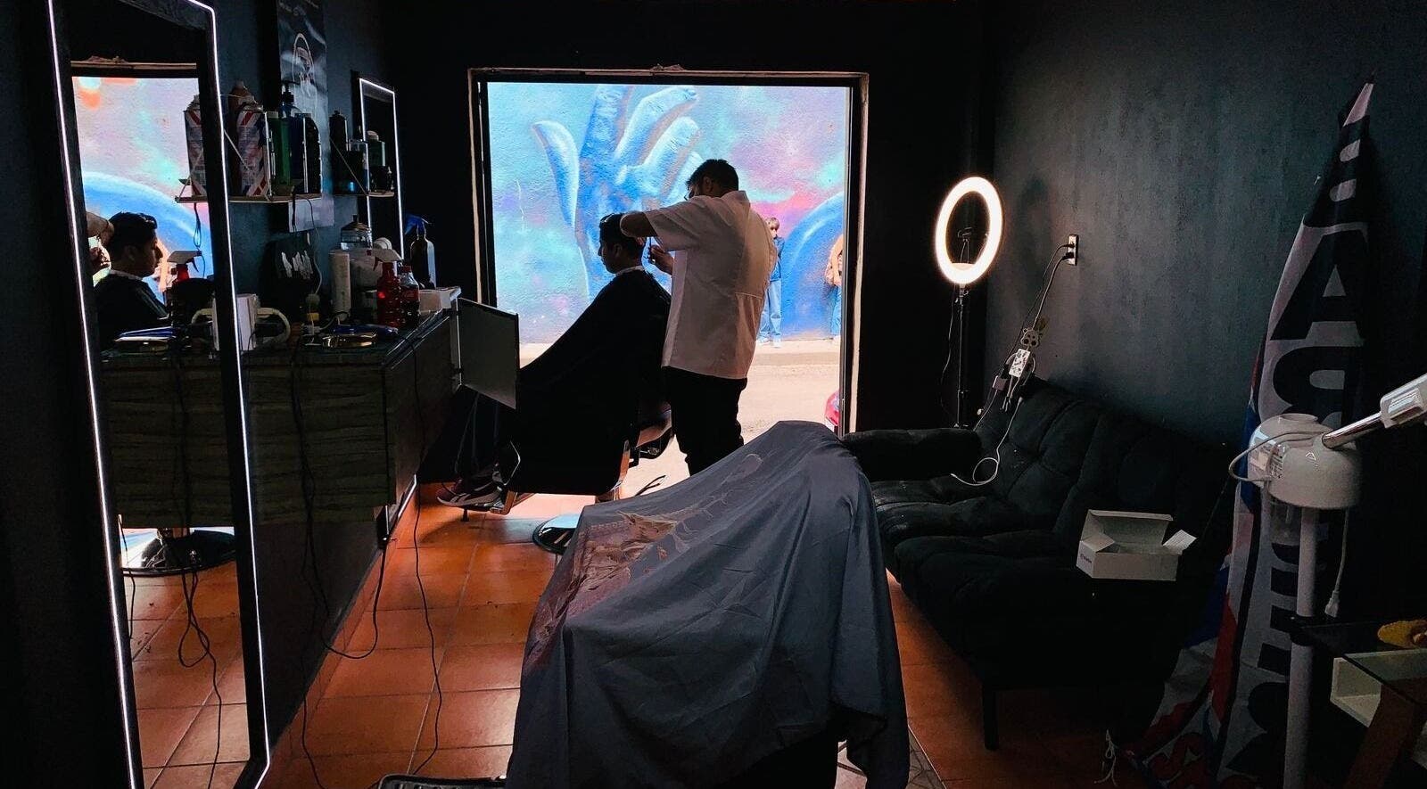 Interior de Barberia la doble s en Ciudad De México, creando estilos únicos.