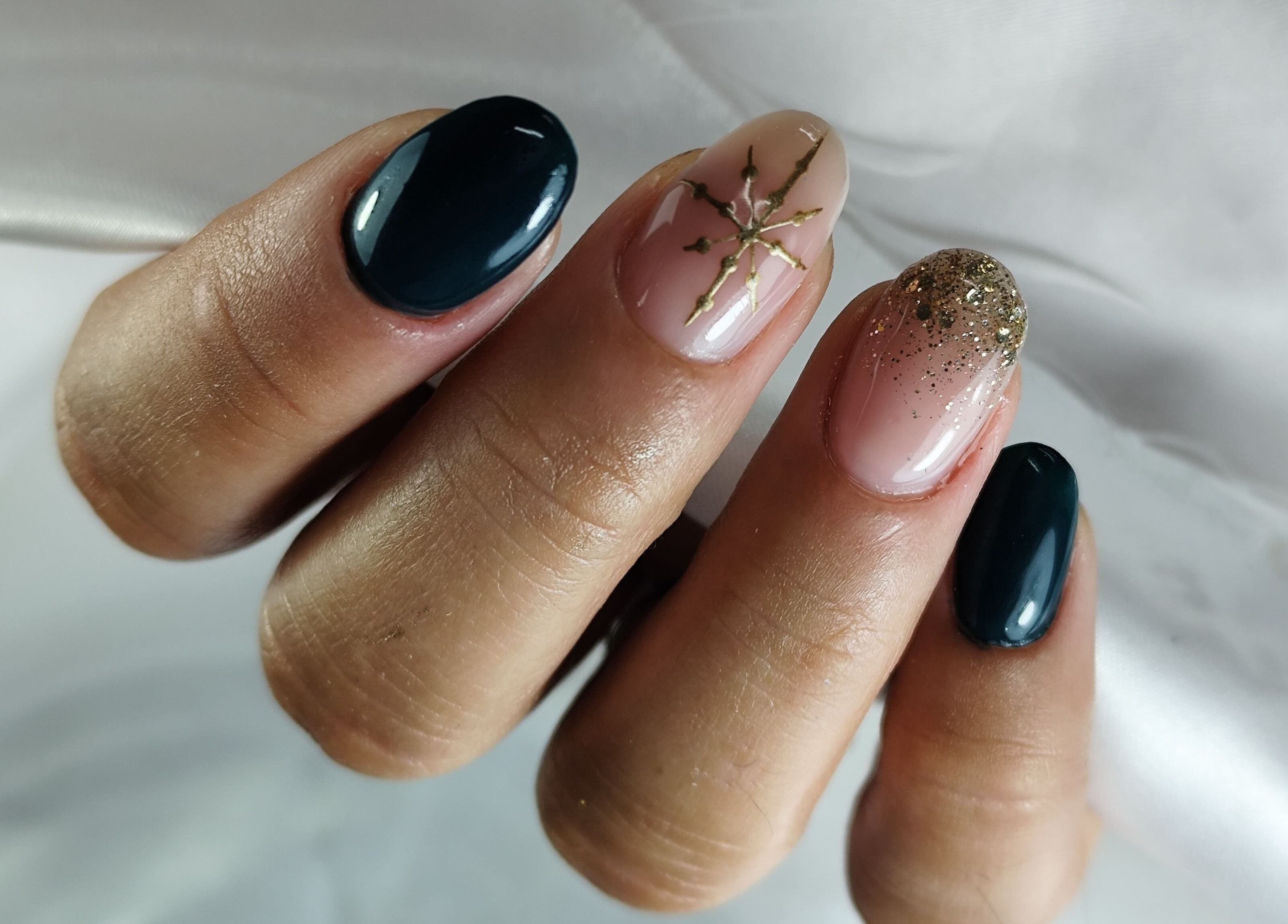 Exquisito diseño de uñas en Lola Bloom Nails, Cartagena, Región De Murcia, ES con glitter y detalles dorados.