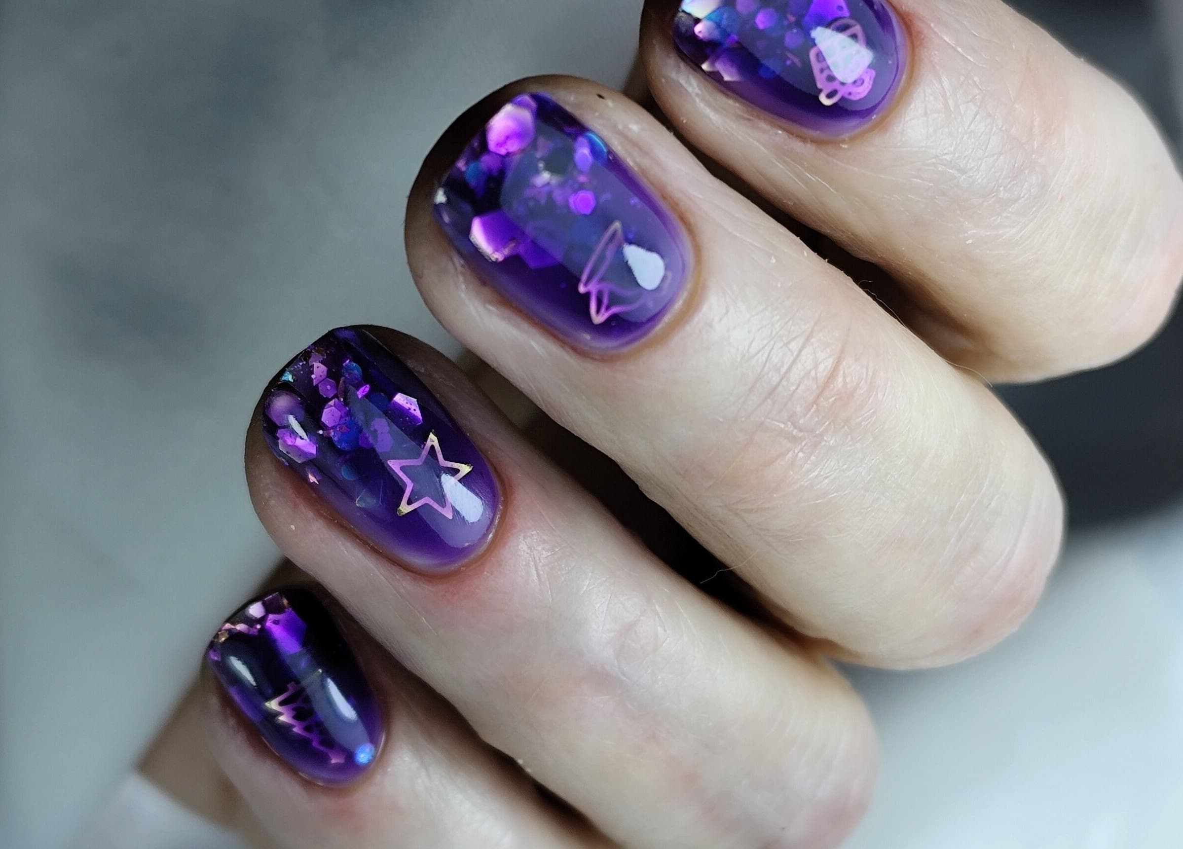 Manicura violeta con estrellas en Lola Bloom Nails, Cartagena, Región De Murcia, ES.
