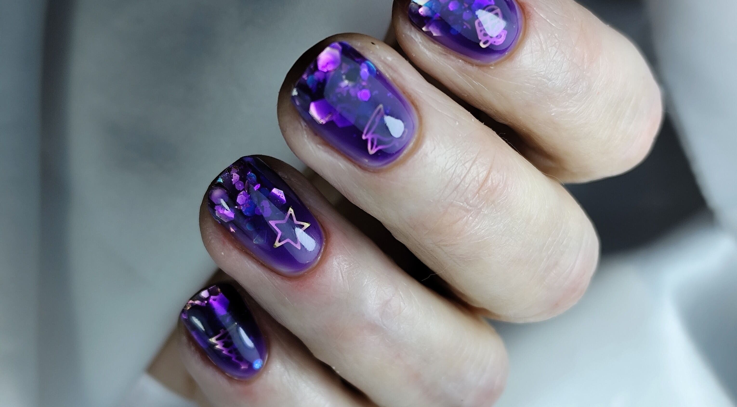 Manicura violeta con estrellas en Lola Bloom Nails, Cartagena, Región De Murcia, ES.