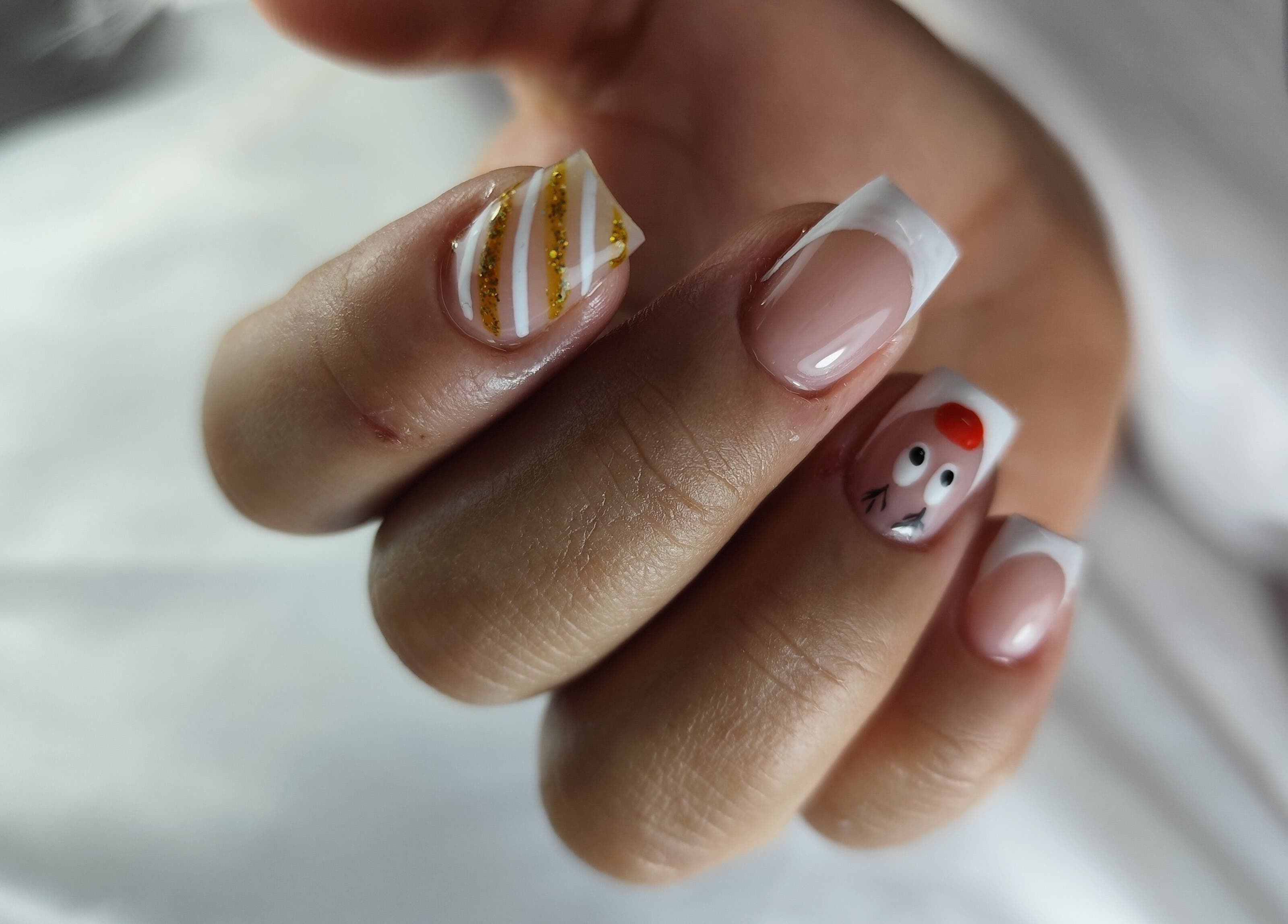 Manicura artística en Lola Bloom Nails, Cartagena, Región De Murcia, ES. Diseño con líneas doradas y figura única.