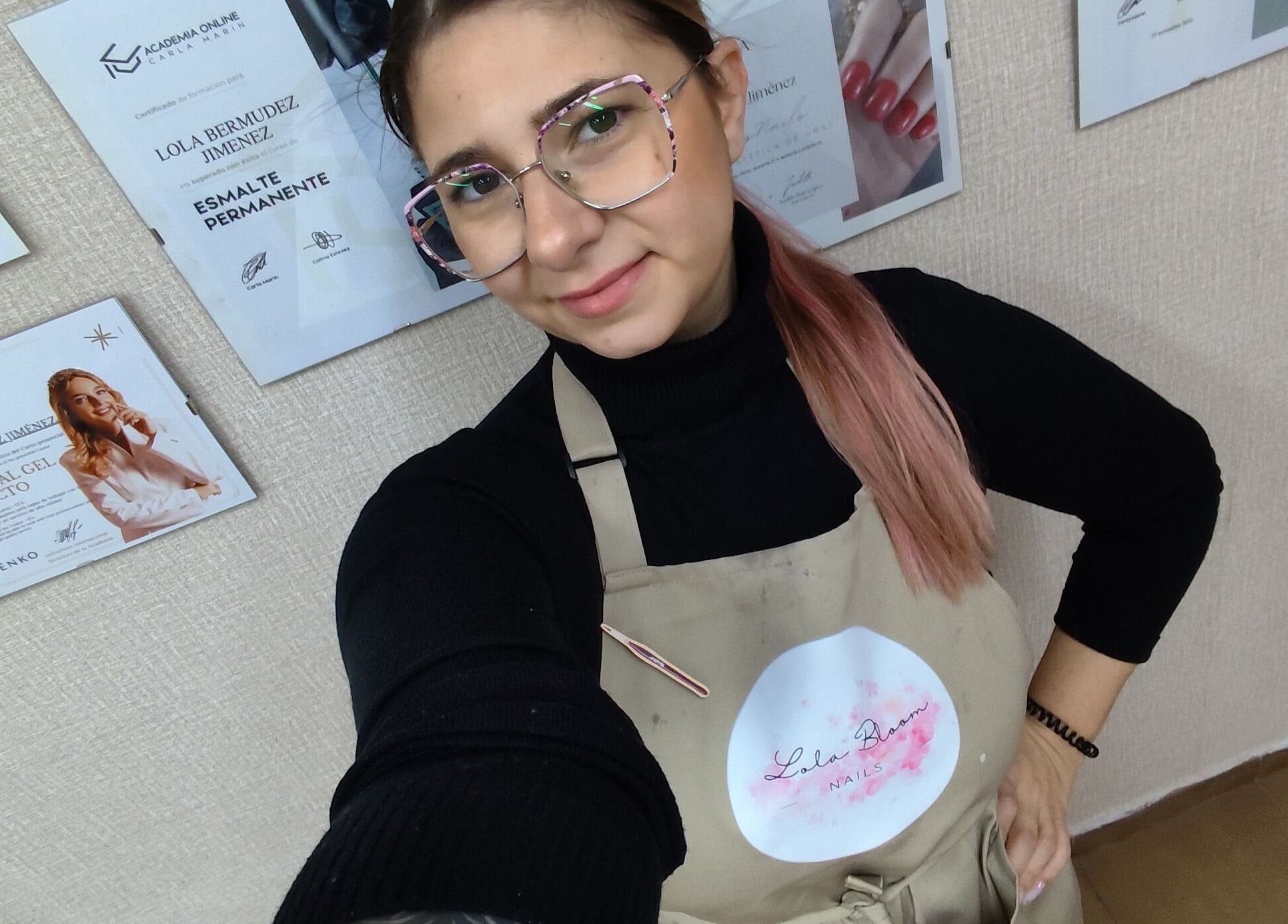 Técnico en Lola Bloom Nails Cartagena, Región De Murcia, ES frente a diplomas de certificación.