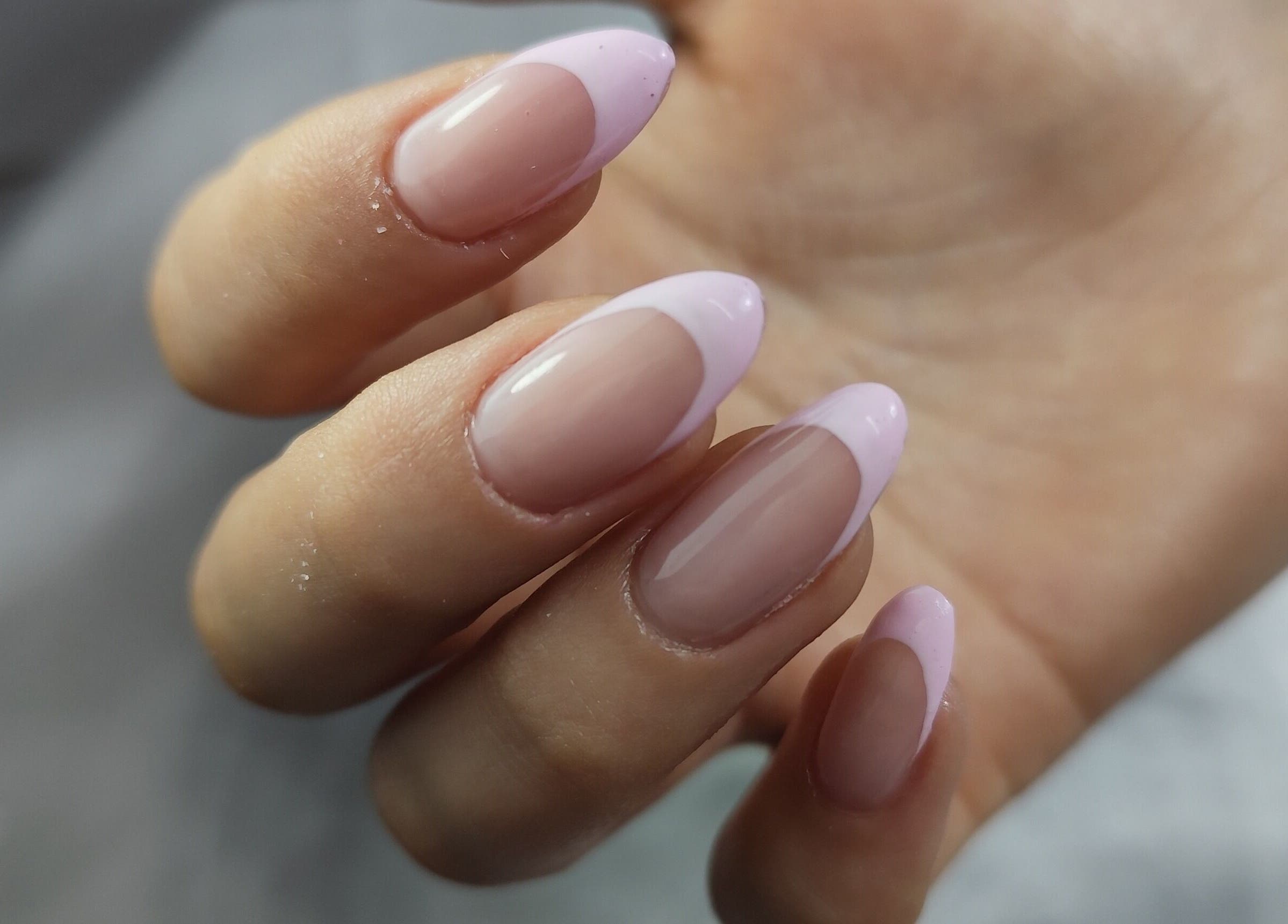 Elegante manicura francesa en Lola Bloom Nails, Cartagena, Región De Murcia, ES.