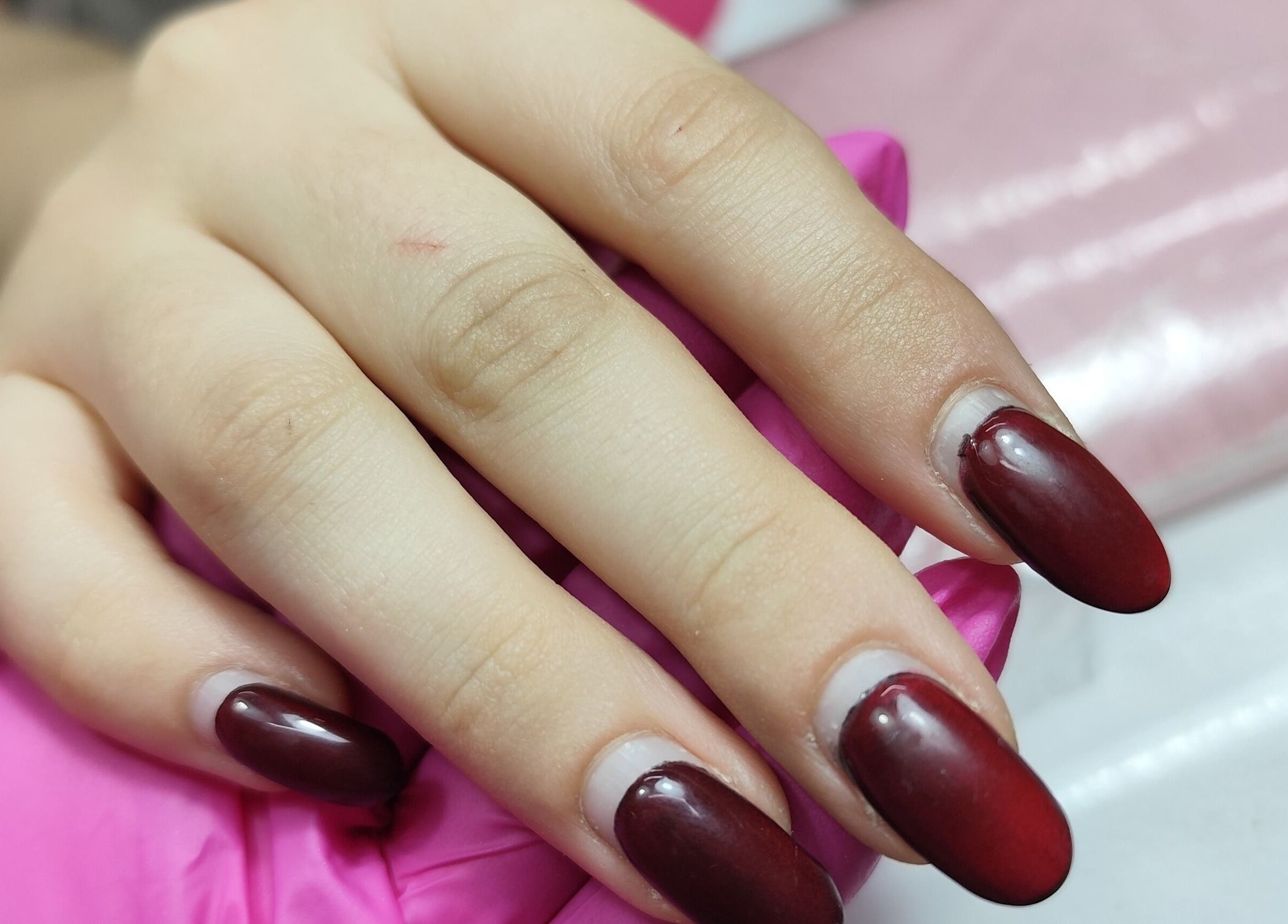 Manicura elegante en Lola Bloom Nails, Cartagena, Región De Murcia, ES, con uñas en rojo oscuro.