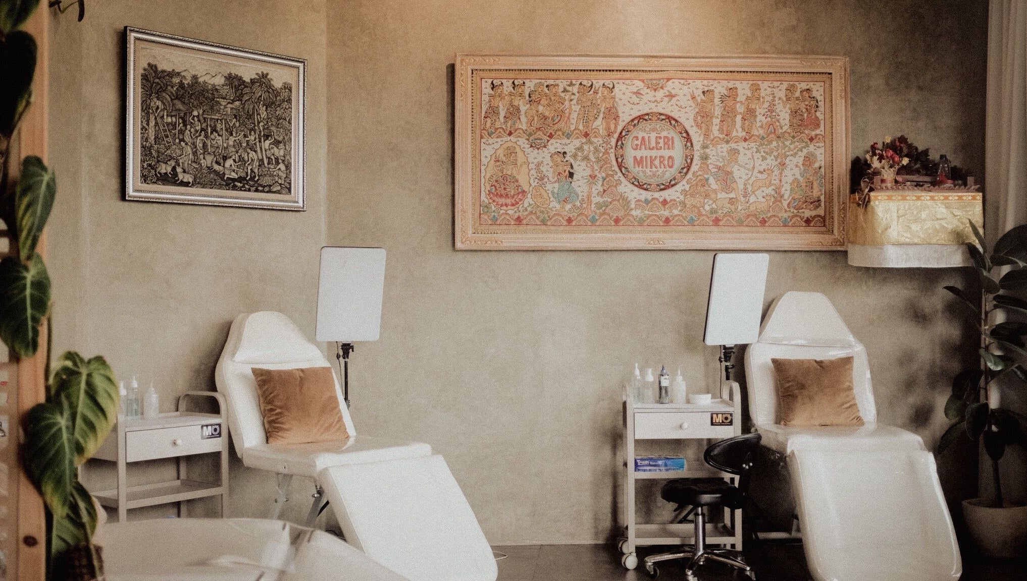 Cozy and stylish interior of Galerimikro Tattoo Studio in Bali, Bali, ID, with plush chairs and artistic decor.